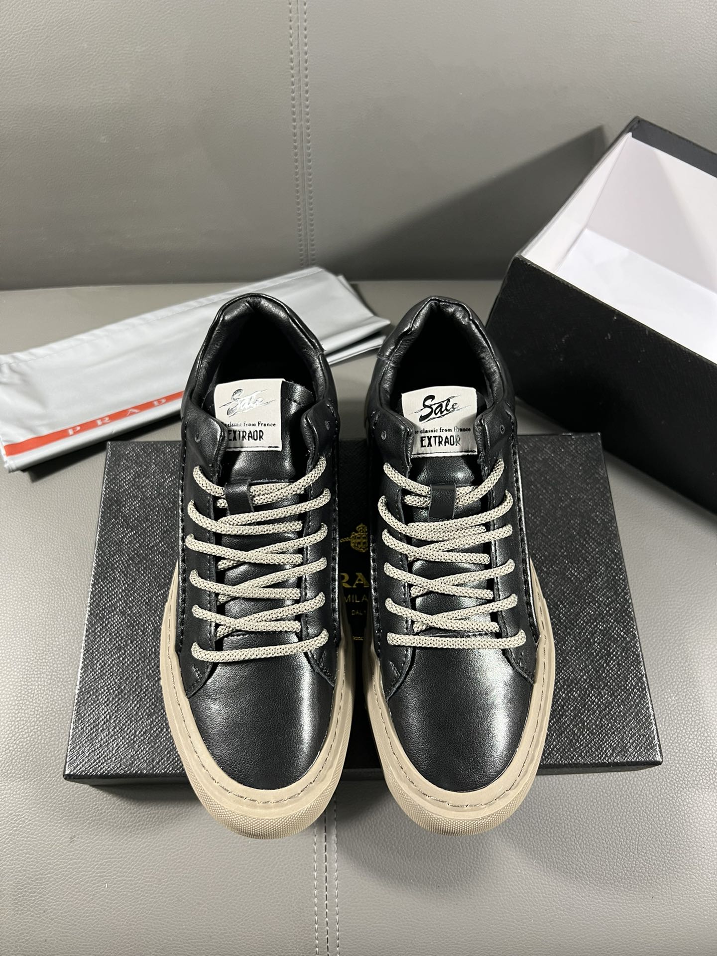 I5 普拉达官网最休闲时尚男鞋，爆款版型简洁大气，潮男专属.独有的官网最新品牌元素元素古奇原版装饰，时尚又大方，面料原版牛皮透气内里，官网指定耐磨休闲大底，专柜经典款实物拍摄38-44，