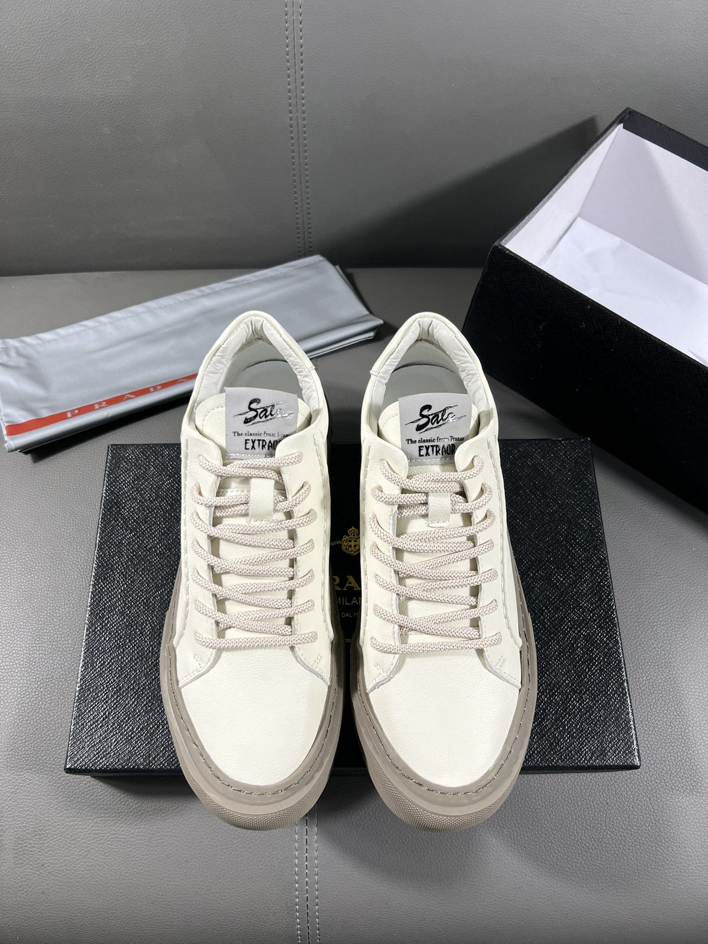 I5 普拉达官网最休闲时尚男鞋，爆款版型简洁大气，潮男专属.独有的官网最新品牌元素元素古奇原版装饰，时尚又大方，面料原版牛皮透气内里，官网指定耐磨休闲大底，专柜经典款实物拍摄38-44，