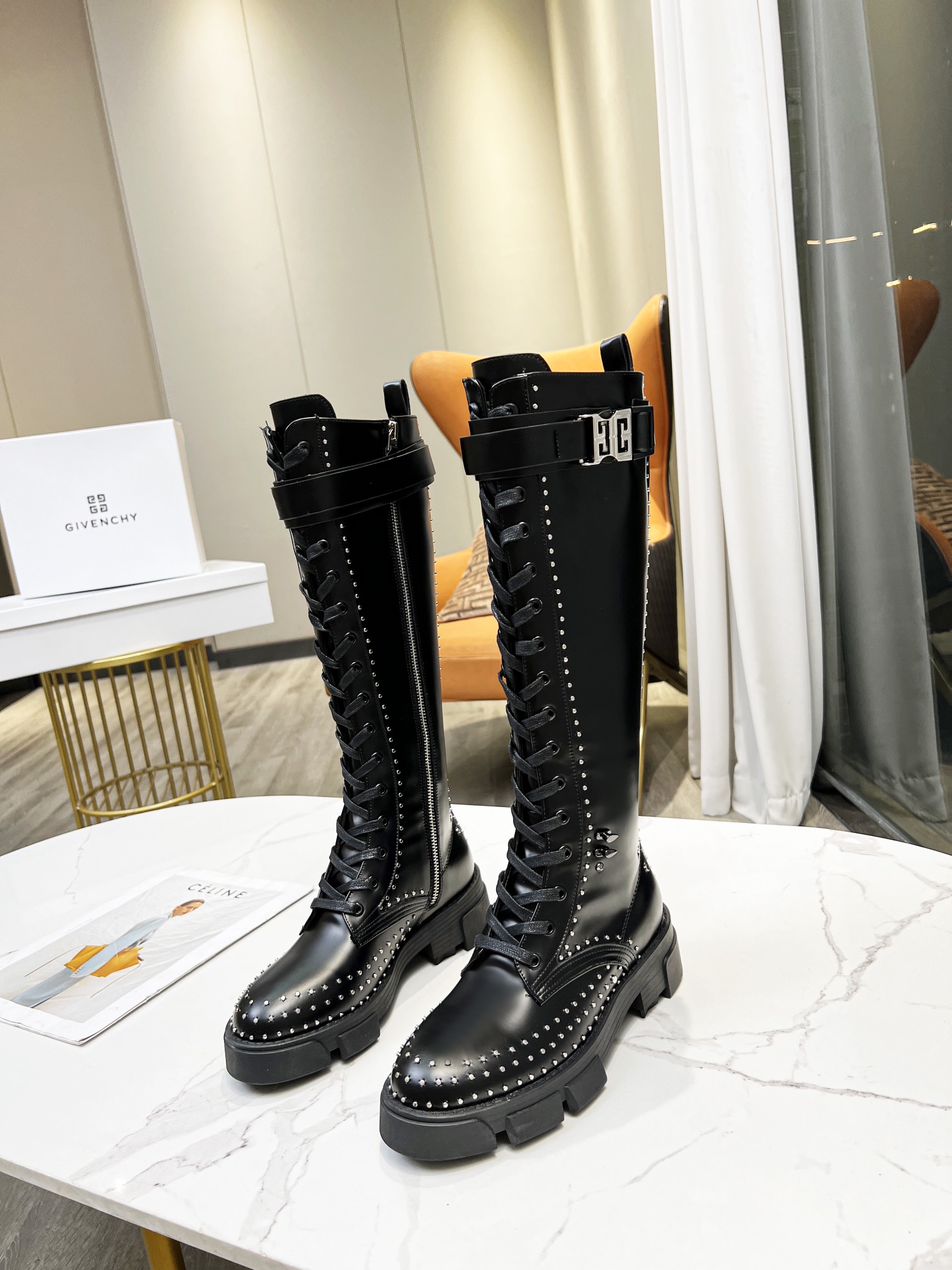 Givenchy 纪梵希 2022秋冬新品马丁靴原版1:1顶级复刻 原版油边工艺尽享高端品质,原版TPR大底超轻,防滑,减震鞋面可拆卸扣饰实现一鞋两穿,穿脱方便,经典百搭 鞋面：原版定制牛皮 内里：羊皮可订做绒、毛里 大底：TPR防滑大底 码数：35—4241、42  配全套包装