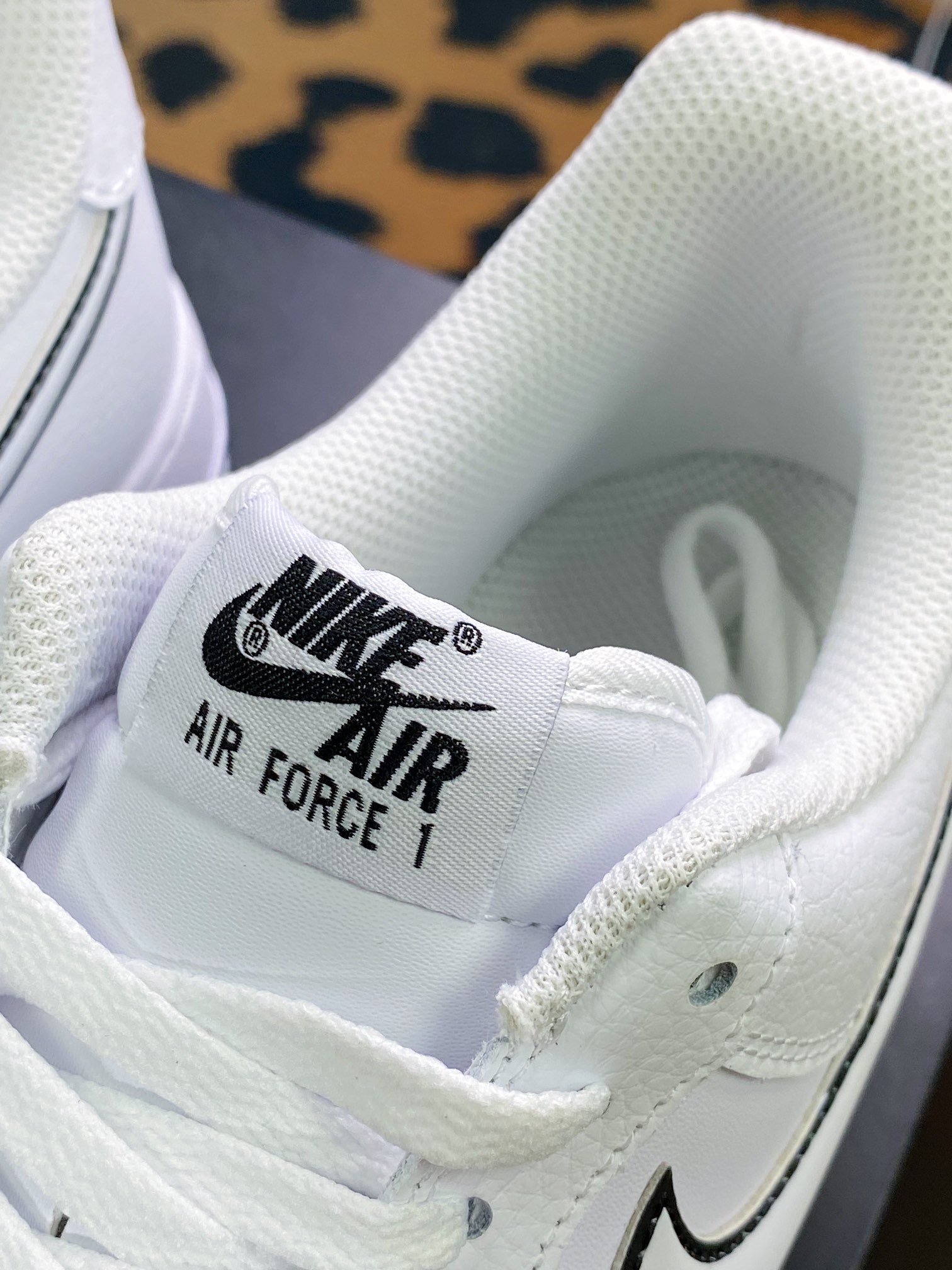 240 Air Force 1’07 Low”Gundam”空军一号经典低帮百搭休闲运动板鞋“皮革白黑高达印花”KK1256-657