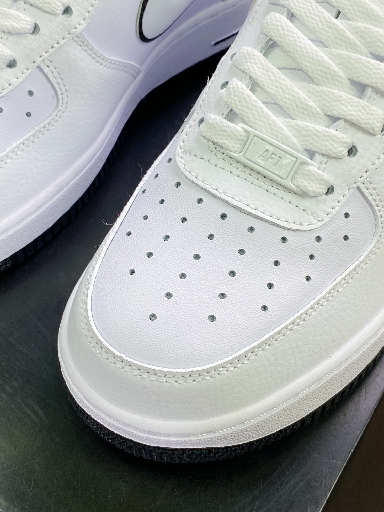 240 Air Force 1’07 Low”Gundam”空军一号经典低帮百搭休闲运动板鞋“皮革白黑高达印花”KK1256-657