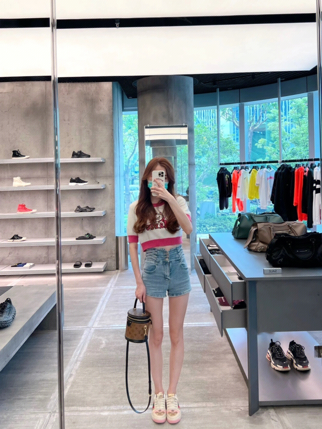 Vintage-Inspired Louis Vuitton Bucket Bag for a Colorful Summer