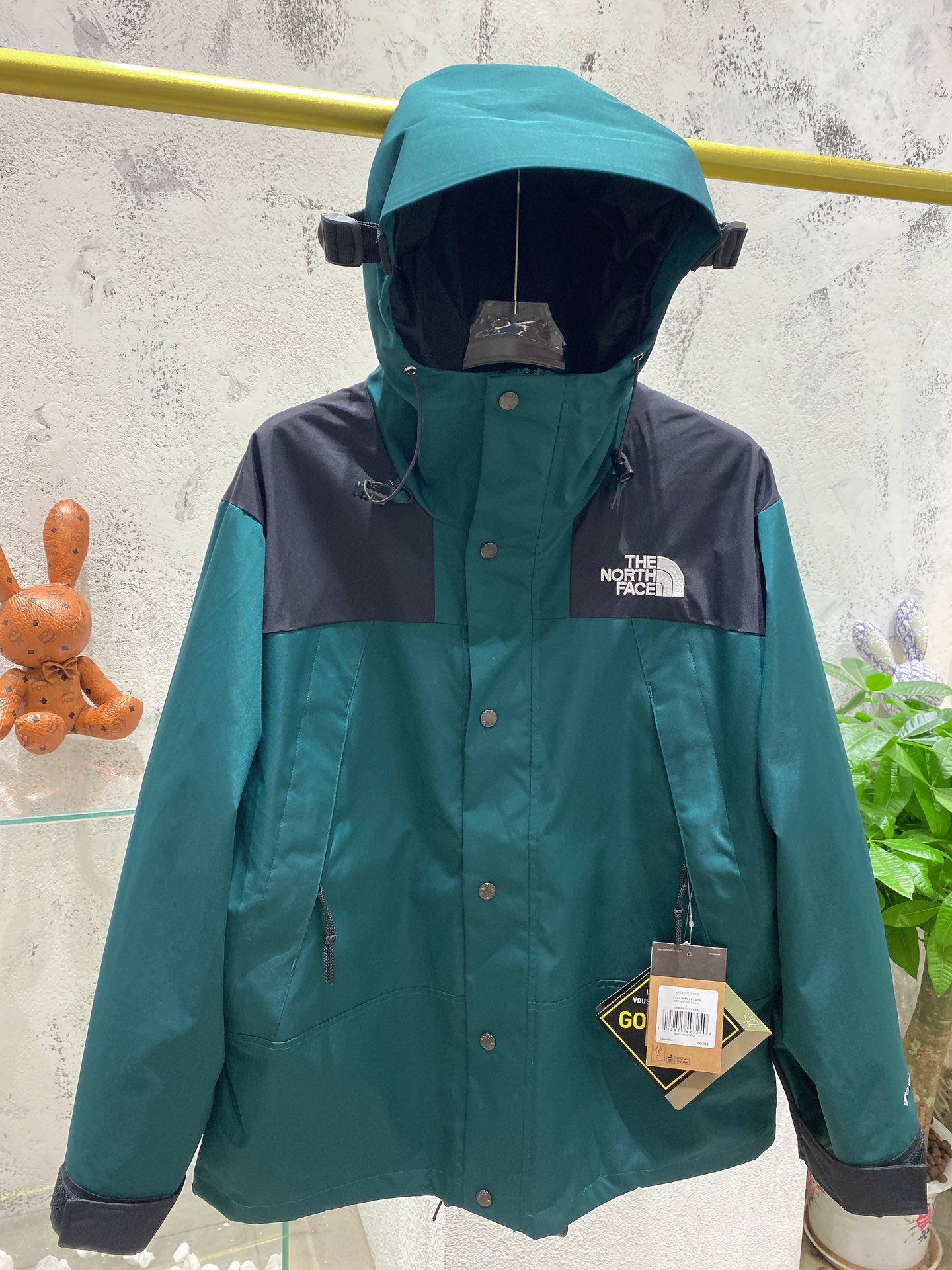 顶级版本👌TheNorthFace北面1990经典款户外防水冲锋衣登山夹克#代购级为了还原ZP的一切质感今年团队历经数月最终出货.所有辅料还原ZP,面料做工升级:1、防水为国际ISO标准90(ISO4)级别达到荷叶水珠滚动效果2、面料:高透层压织物Gore-tex仿水透气薄膜,手感更佳舒适.冲锋衣代表作品1990年MJ是TNF的传统最爱.这款时尚夹克采用GT设计,为您的所有都市冒险而重新构想,提供无与伦比的防水和防风保护.GT配有塔夫绸和拉绒经编衬里相当保暖.另外可与1996羽绒服组合搭配保暖效果超级无敌.
