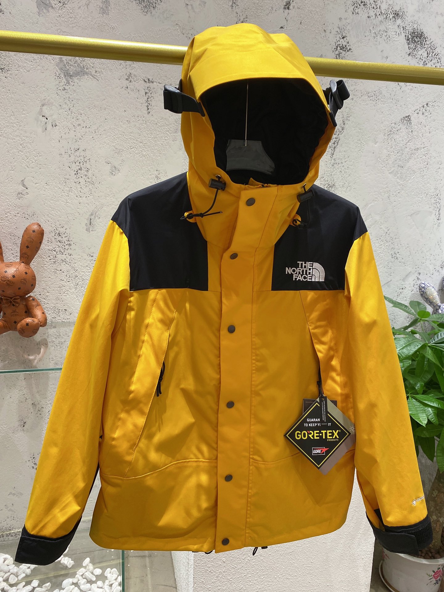 顶级版本👌TheNorthFace北面1990经典款户外防水冲锋衣登山夹克#代购级为了还原ZP的一切质感今年团队历经数月最终出货.所有辅料还原ZP,面料做工升级:1、防水为国际ISO标准90(ISO4)级别达到荷叶水珠滚动效果2、面料:高透层压织物Gore-tex仿水透气薄膜,手感更佳舒适.冲锋衣代表作品1990年MJ是TNF的传统最爱.这款时尚夹克采用GT设计,为您的所有都市冒险而重新构想,提供无与伦比的防水和防风保护.GT配有塔夫绸和拉绒经编衬里相当保暖.另外可与1996羽绒服组合搭配保暖效果超级无敌.