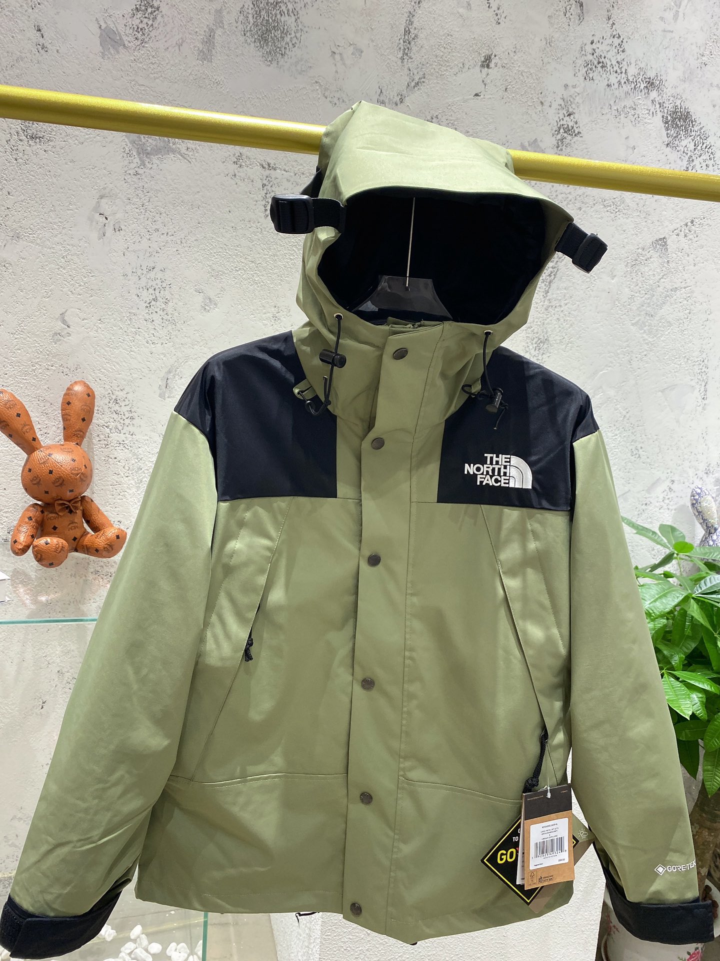 顶级版本👌TheNorthFace北面1990经典款户外防水冲锋衣登山夹克#代购级为了还原ZP的一切质感今年团队历经数月最终出货.所有辅料还原ZP,面料做工升级:1、防水为国际ISO标准90(ISO4)级别达到荷叶水珠滚动效果2、面料:高透层压织物Gore-tex仿水透气薄膜,手感更佳舒适.冲锋衣代表作品1990年MJ是TNF的传统最爱.这款时尚夹克采用GT设计,为您的所有都市冒险而重新构想,提供无与伦比的防水和防风保护.GT配有塔夫绸和拉绒经编衬里相当保暖.另外可与1996羽绒服组合搭配保暖效果超级无敌.