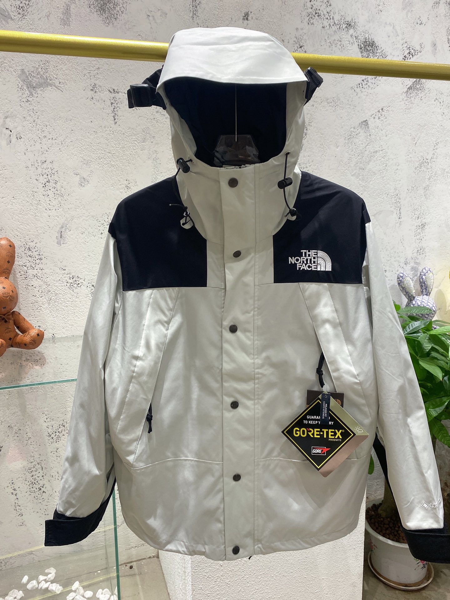 顶级版本👌TheNorthFace北面1990经典款户外防水冲锋衣登山夹克#代购级为了还原ZP的一切质感今年团队历经数月最终出货.所有辅料还原ZP,面料做工升级:1、防水为国际ISO标准90(ISO4)级别达到荷叶水珠滚动效果2、面料:高透层压织物Gore-tex仿水透气薄膜,手感更佳舒适.冲锋衣代表作品1990年MJ是TNF的传统最爱.这款时尚夹克采用GT设计,为您的所有都市冒险而重新构想,提供无与伦比的防水和防风保护.GT配有塔夫绸和拉绒经编衬里相当保暖.另外可与1996羽绒服组合搭配保暖效果超级无敌.