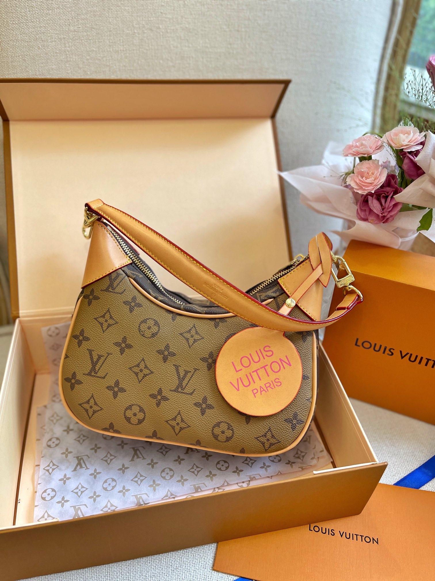 J0 腋下包 单肩斜挎款 这款包真的很简单 越看越好看 容量非常感人 轻松装纳日常随身物品 这只包真的要安利大家 简直是搭配神器 尺寸：24 18