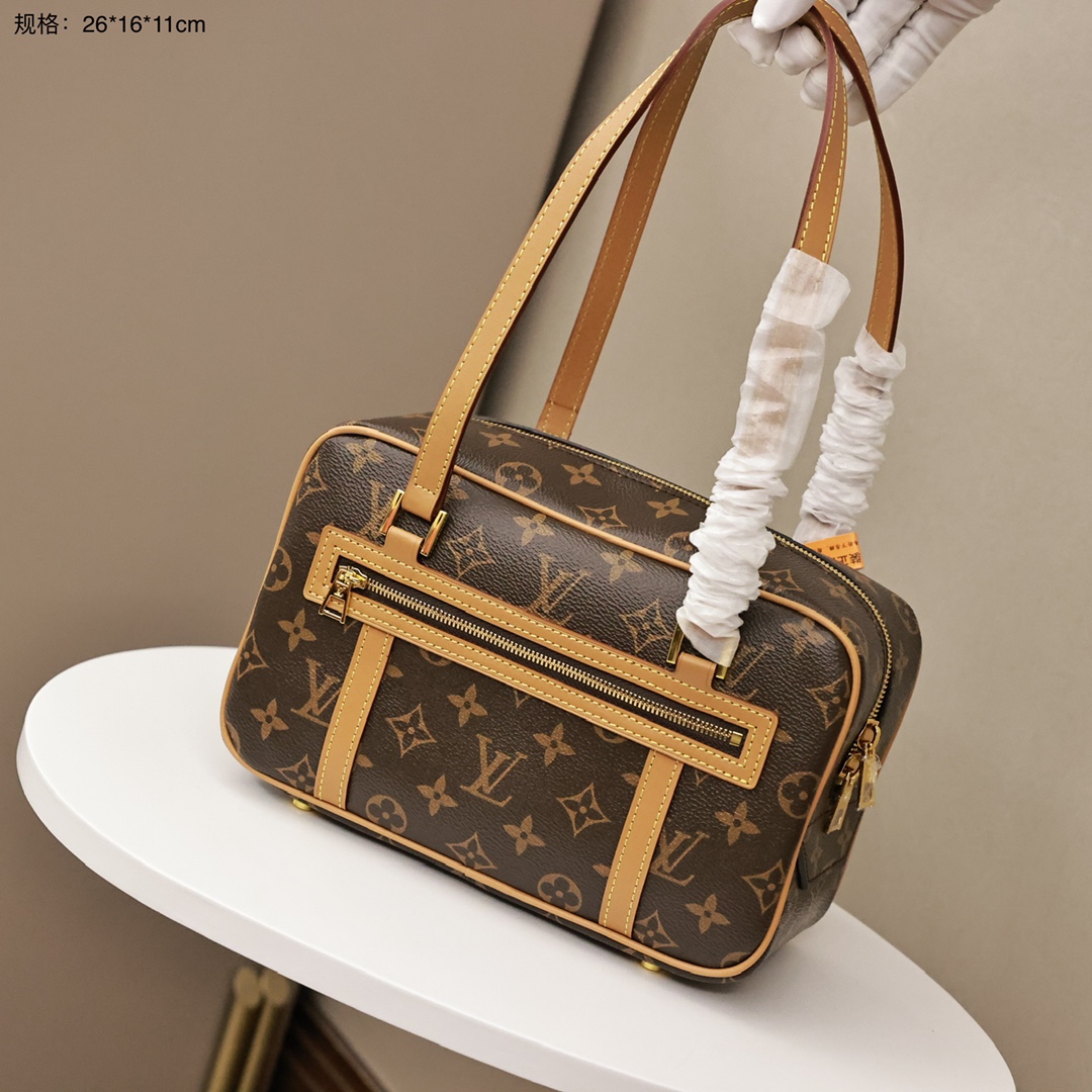 LV2022新款开口笑💰260 一个在中古里比较受欢迎的款式，经典老花耐磨耐造，极简的盒子包型，完美呈现了不一样的美，日常通勤使用都是没问题的，不论是单肩还是手提都是那么出众好看。 规格：26*16*11cm
