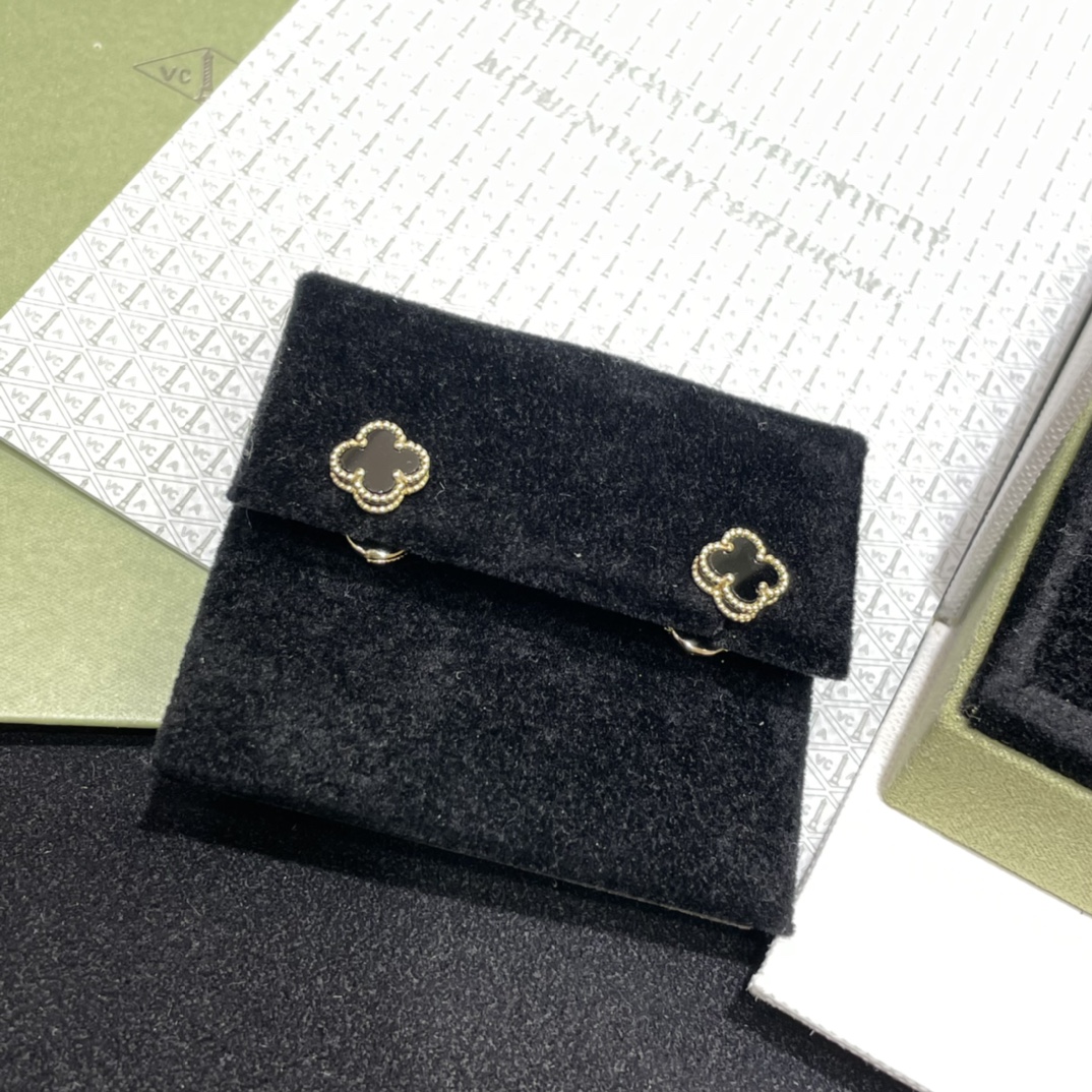 NO:635469,88200 arrived today, the classic must-have mini four-leaf clover earrings, black gold, white gold, red rose gold, all original vca colors, standard for white and rich ladies, the mini size is too cute and elegant for daily wear, zk real gold, real shot 925 sterling silver customization, pure silver, Cardia high-end jewelry1986090988200今日到货经典款人手必备  mini四叶草耳钉 黑金,白金 ,红玫瑰金 都是vca原版配色 白富美名媛标配 mini尺寸日常佩戴太可爱太气质了 zk真金 实拍925纯银定制,,pure silver,卡迪亚高端饰品,Jewelry