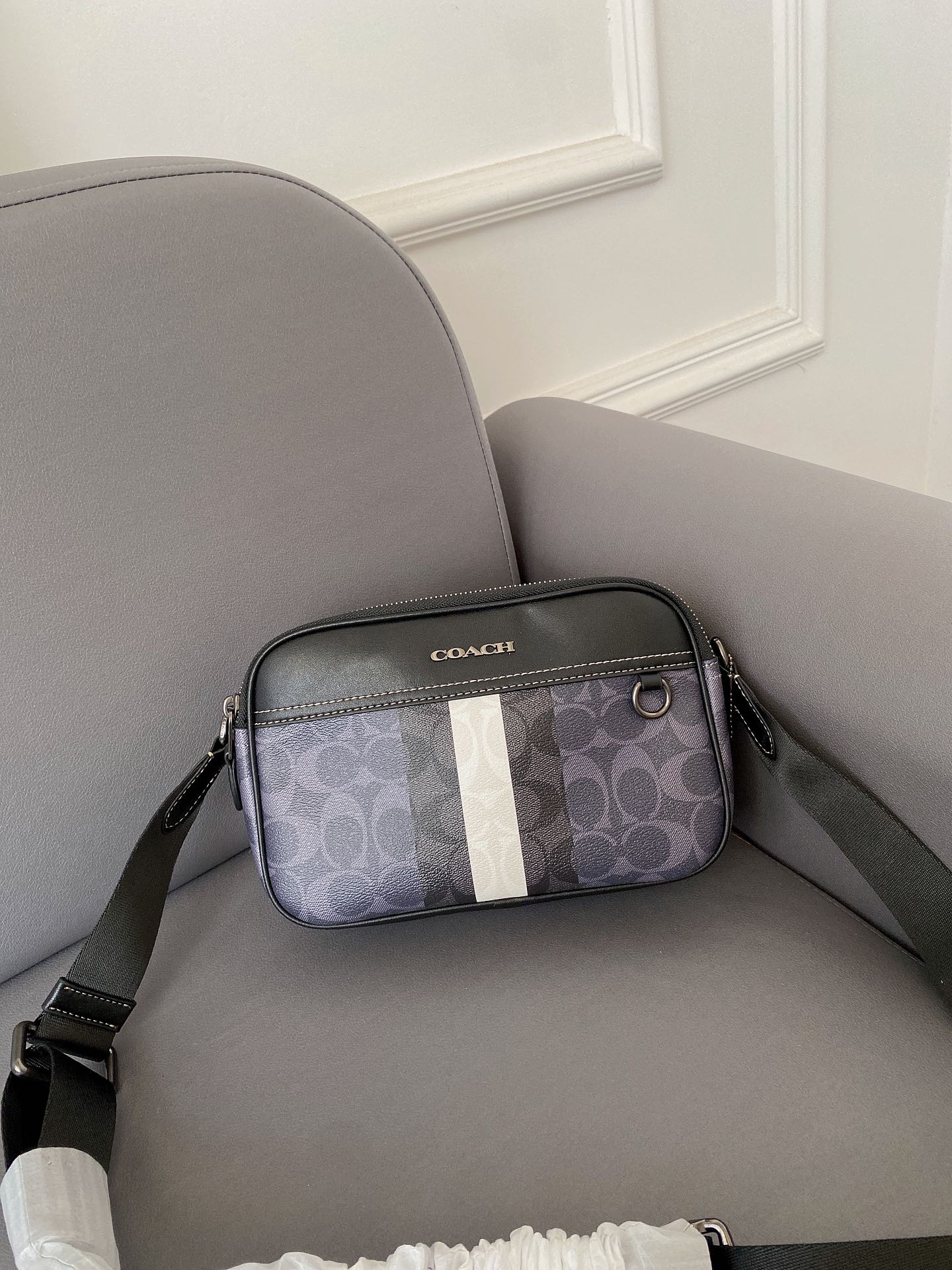 K5  Coach 蔻驰   双拉链相机包 Graham 竖条纹单肩包 男士斜挎包 经典Logo搭配原厂工艺材质 休闲百搭斜挎包 采用精湛镶嵌细工，实物拍摄 原厂原版面料 配送小票防尘袋 折叠礼盒 15 x 23 cm。