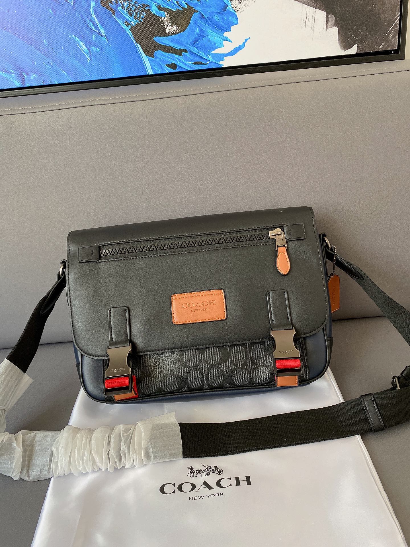 L0  Coach 蔻驰   Track大号翻盖邮差包 撞色男包斜挎包 男女通用单肩包 经典百搭 采用精湛镶嵌细工，实物拍摄 原厂原版面料 配送小票礼盒 32 x 22 cm。