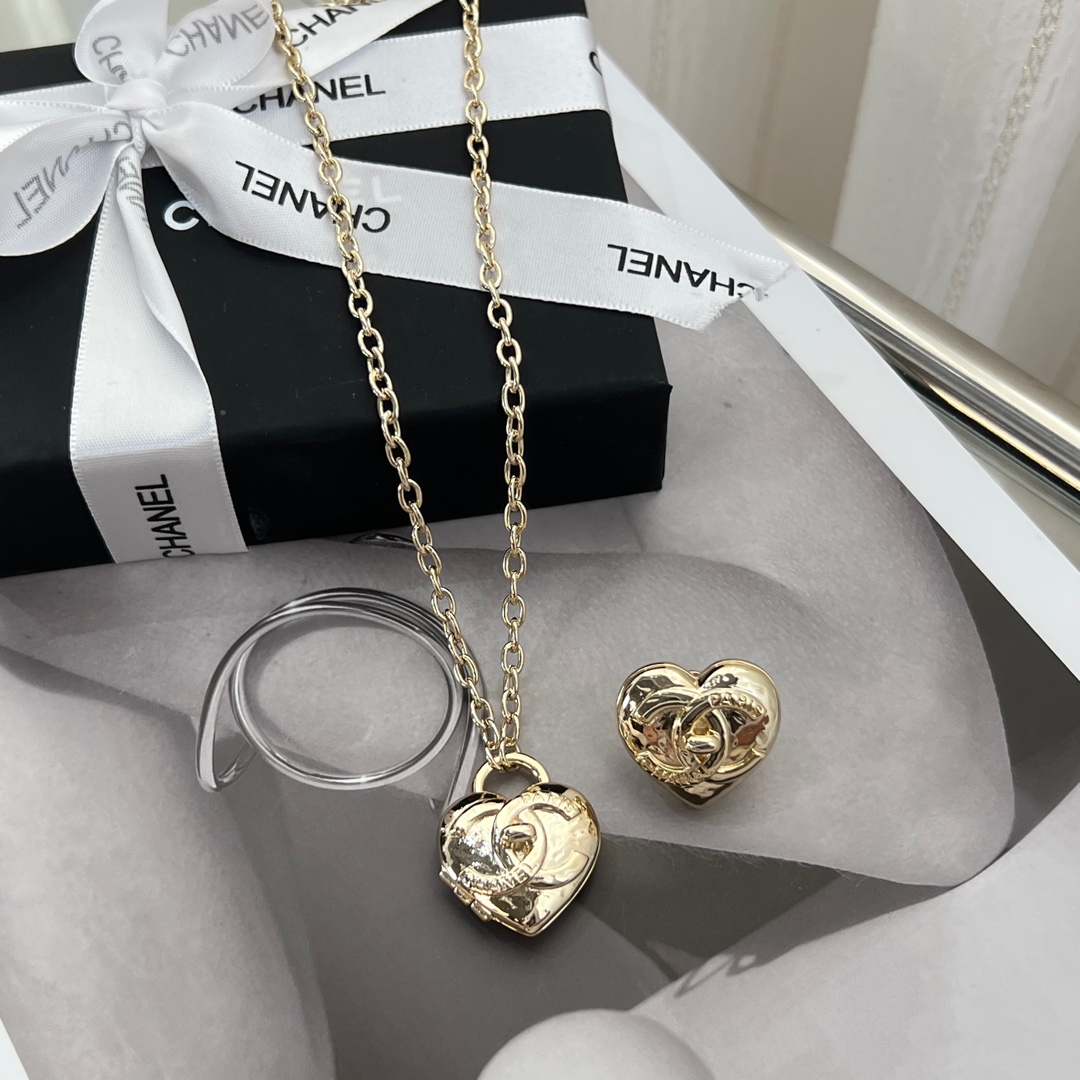 新款☑️CHANEL香奈儿金色双c桃心胸针