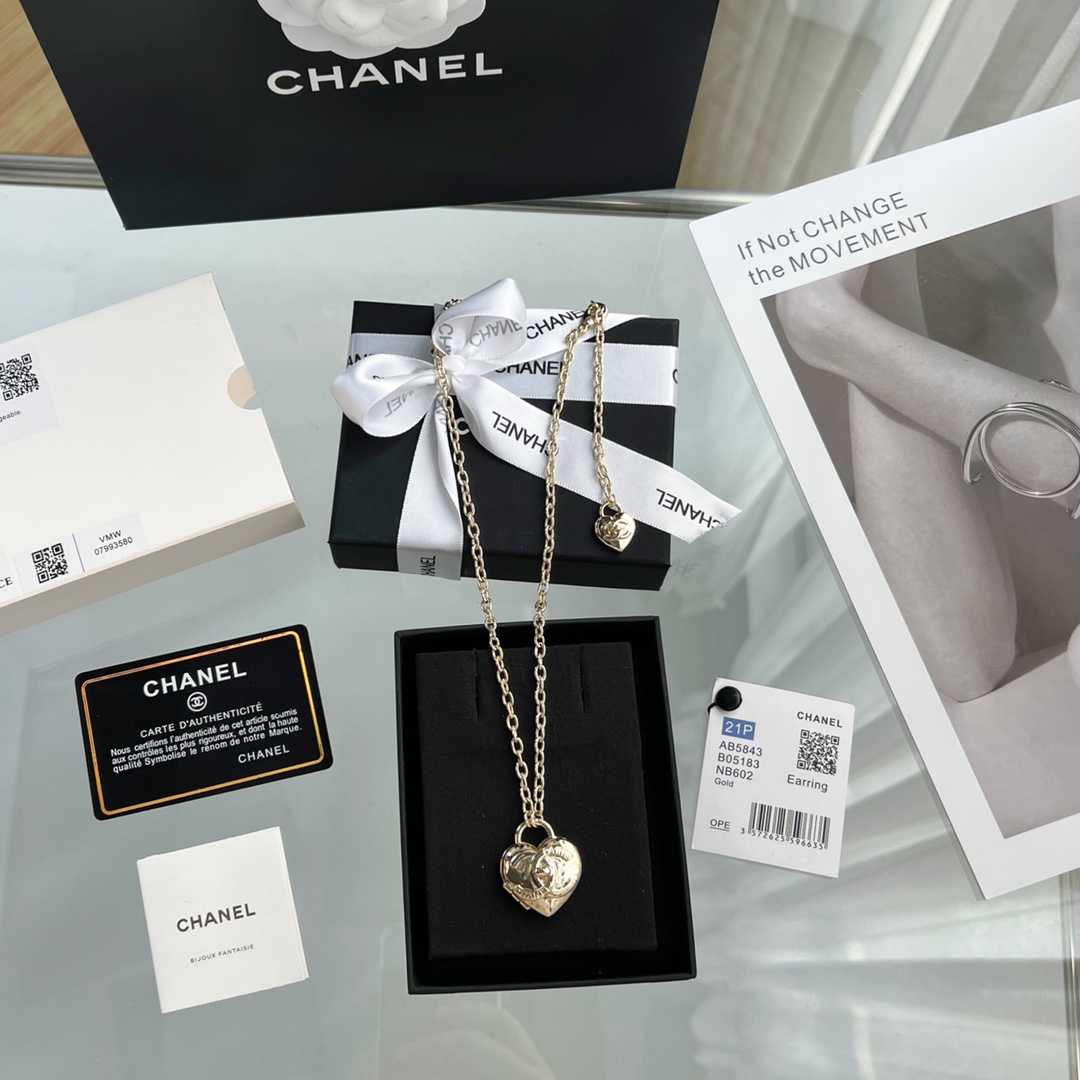 新款☑️CHANEL香奈儿金色双c桃心爱心项链毛衣链