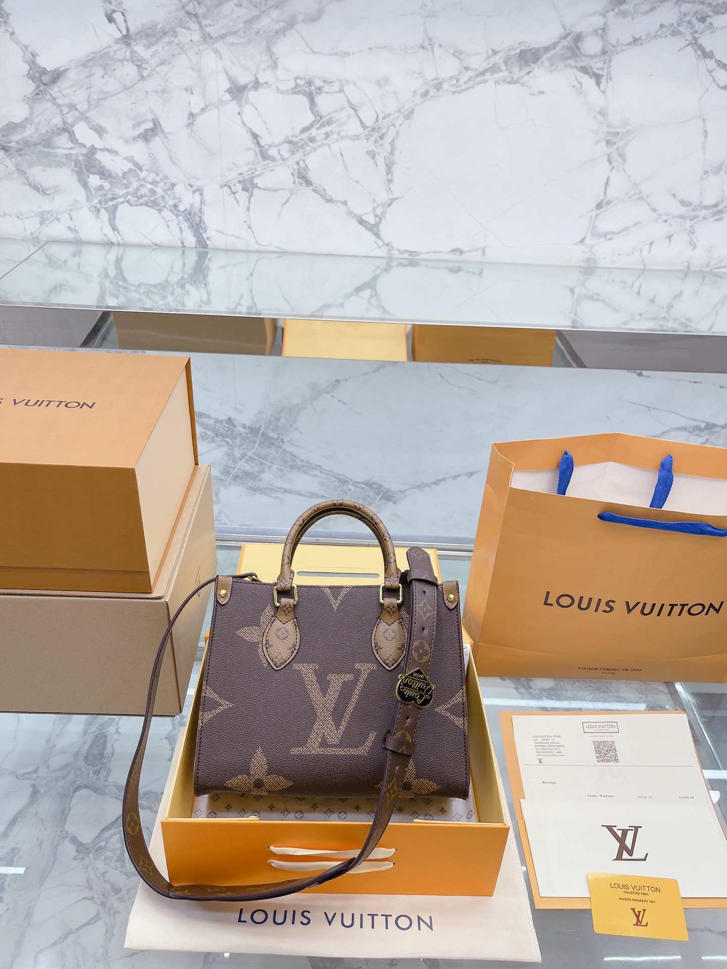 K0 升级款 高品质 Louis Vuitton 路易威登 LV  onthego妈咪袋 性价比之王这是一款超赞的包型，灵感来自于恶搞 Louis Vuitton 路易威登 LV 的街头品牌，曾经的曾经，Louis Vll litton永远不会走下神坛，1:1品质 非常值得入的一季，超大购物袋，不容易变形 而且大Logo的设计超级好看。除了手拎以外，还非常贴心的加了中长的肩挎的肩带，可以说是非常赞了，对花品质 秒杀市场一切低端货 上身真的很有气质尺寸25 20cm 全套包装