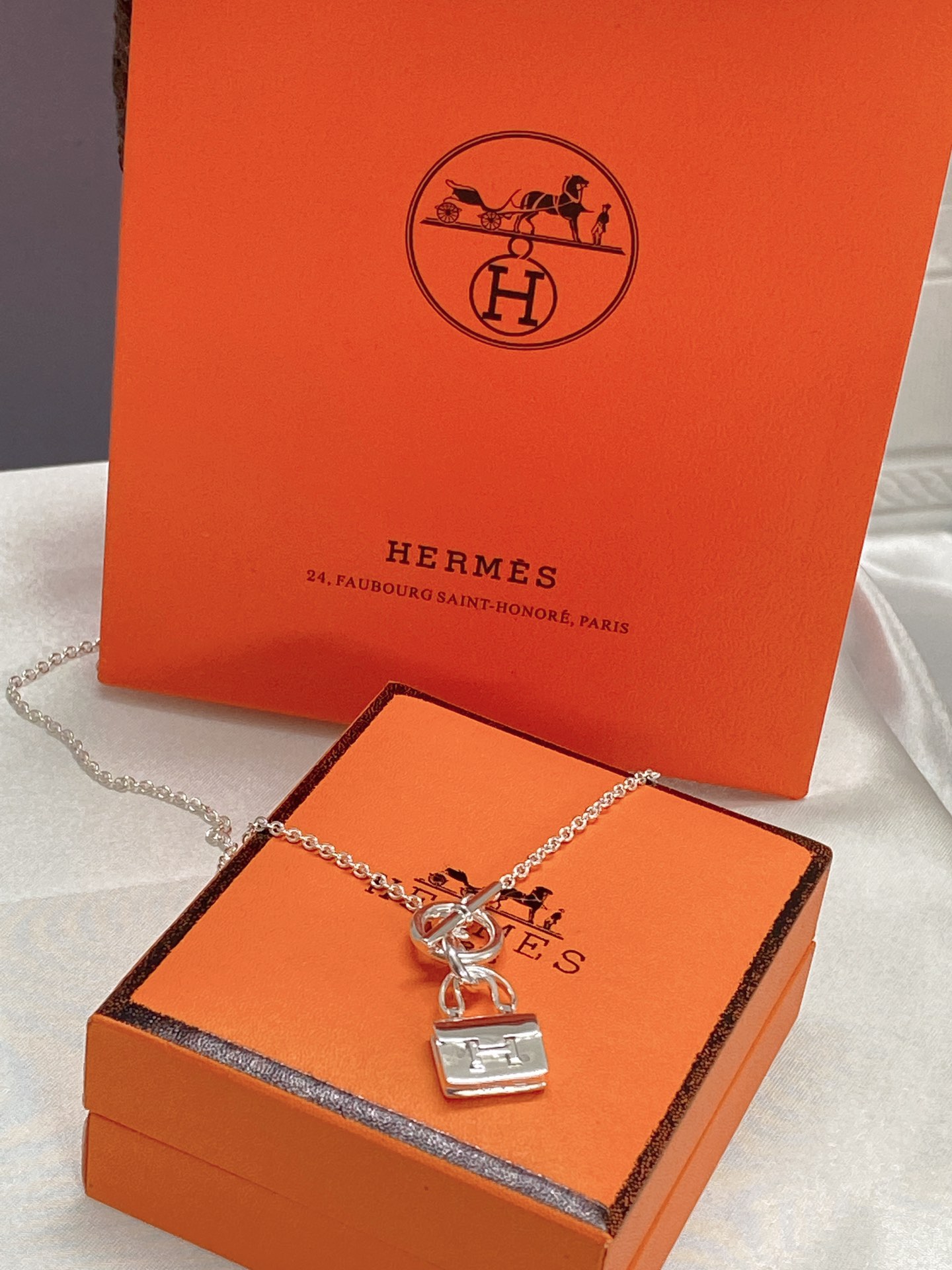 NO:101765,Hermes new buckle silver Kangkang bag necklace, Hermes necklace, hermes, necklace19860909爱马仕 新款搭扣素银康康包包项链,爱马仕项链,hermes,necklace,Jewelry