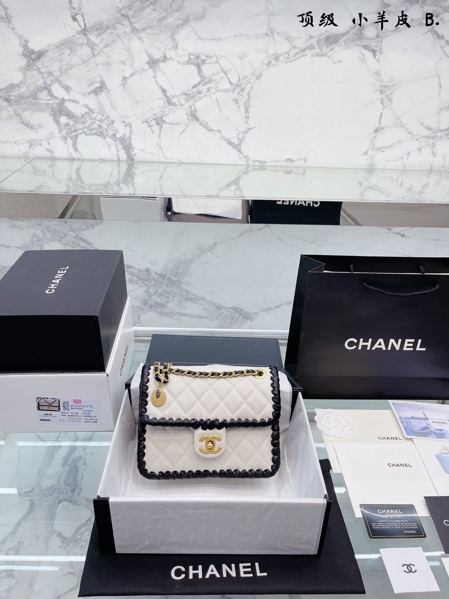 K0 小羊皮 chanel 编织豆腐包 升级挂坠 卷边设计绝了 超级好看 19cm 手机什么的可以放 链条上还有个小徽章 如果你最近想买个香奶奶一定要考虑它 太美了太美了 性价比贼高 时装/休闲 不挑衣服 尺寸22 18cm