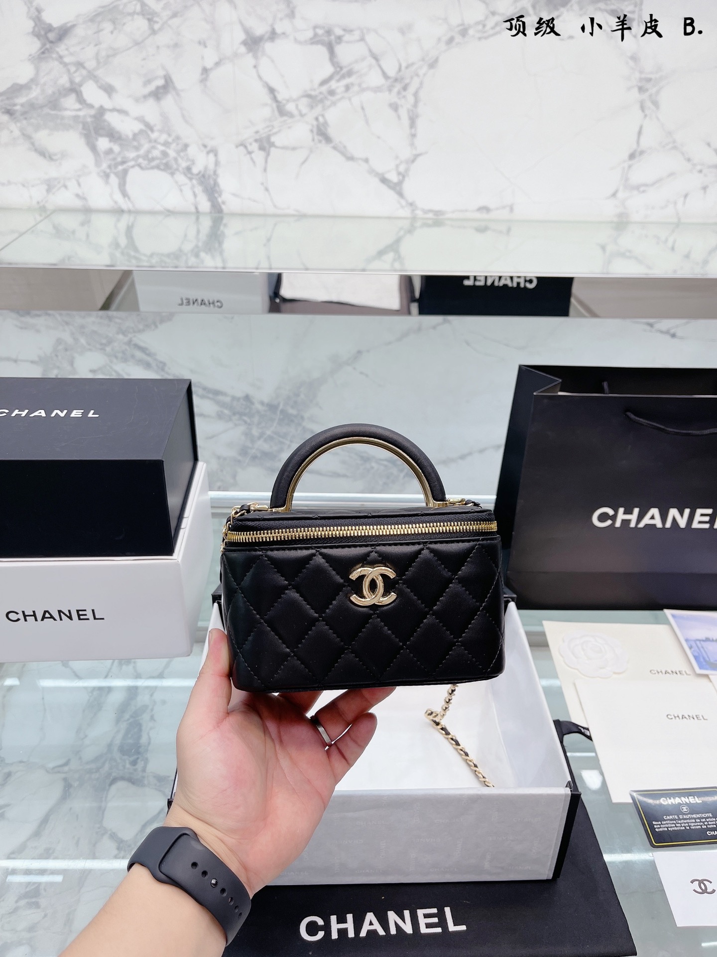 K0 小羊皮 Chanel 22A手柄 化妆箱，冷门又惊艳 很惊喜的一只，多了手柄比经典款更精致了，手拎 也好好看 金属手柄拼接皮质，质感太棒了 可斜挎、腋下、手拎超洋气 可以放 尺寸18 12cm 折叠礼盒包装