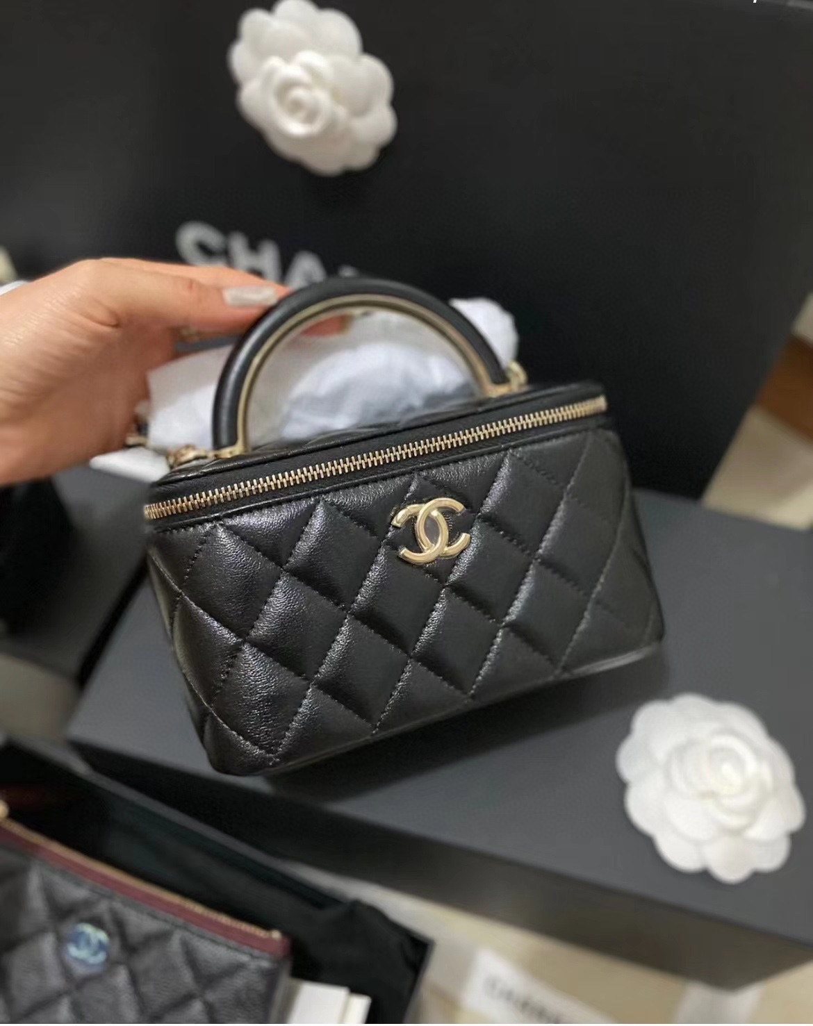 香奈儿 Chanel 22S 手柄长盒子 内置镜子 也是一个可以斜挎手拎的化妆包 上 – 季的大热款 能放超多的东西 比手柄款woc实用