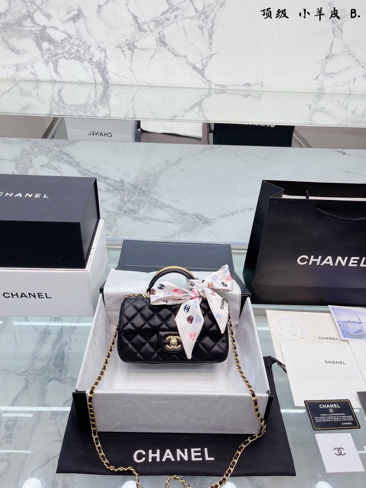 K0 小羊皮 Chanel 22B金属手柄miniCF 金属手柄 CF Mini 真香，金属双C Logo 经典万年 金这季手柄跟以往也不一样了，金属装饰是加分项， 更加精致复古了～ 金容量一如既往的够用，可以放手机 圖 日常琐碎用 品，能手提能斜挎 可这是使用率超高的一款，看厌 了经典款的仙女们可以入这款的的更特别，更优雅知 性. 个人觉得适合搭配女人味的 look 尺寸20 13cm