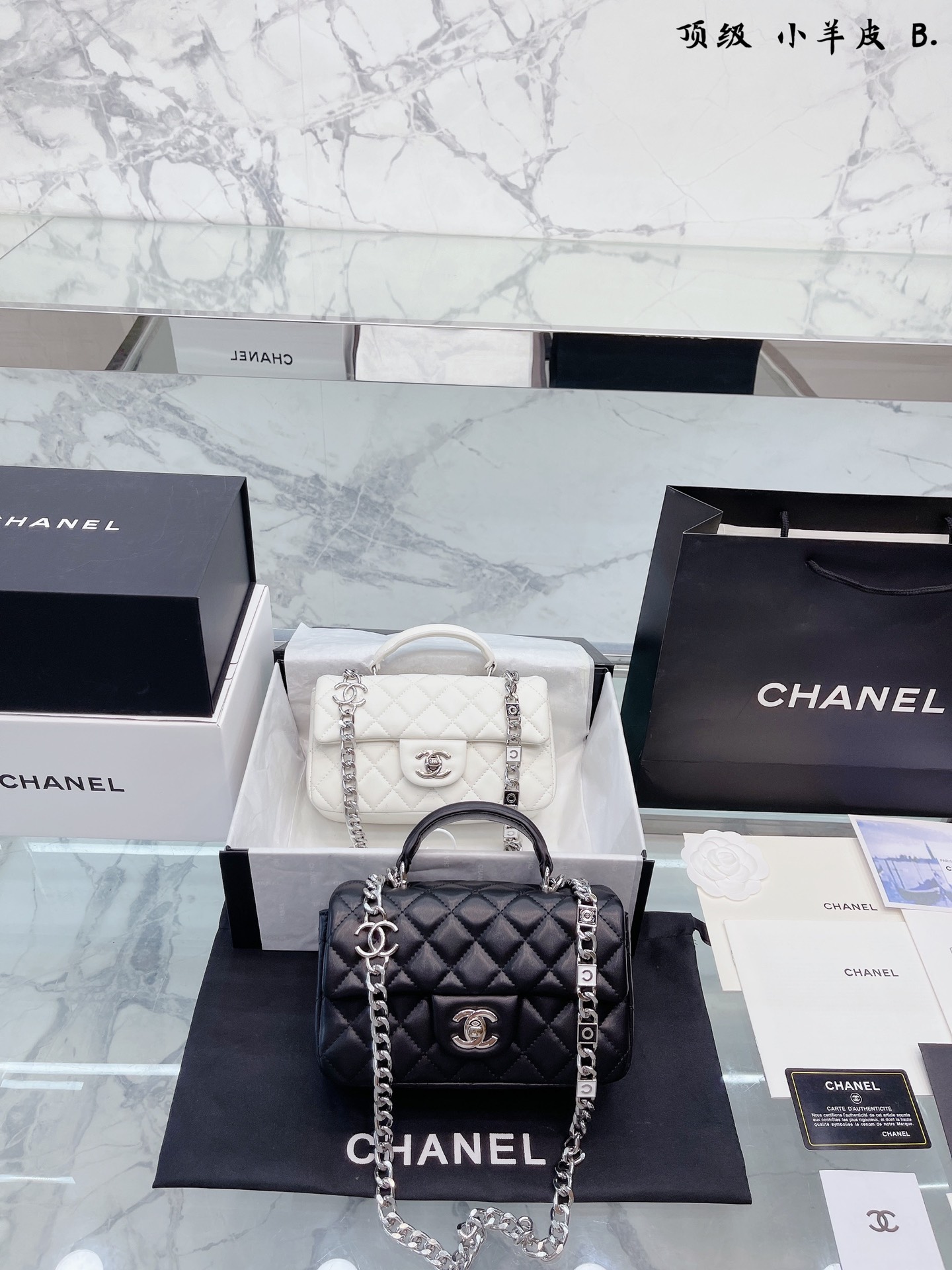 K0 小羊皮 升级款 链条 CHANE2022 CF hand|e手腕大mni CHANEL2022春夏系列CF手腕大min带手柄口盖包白雪公主系 Chanel handle手腕大mn经典cf配以手柄 最爱的cf等来了 手拎又背 超级复古风 眼就沦陷 白色又仙又欲 尺寸：20 13cm