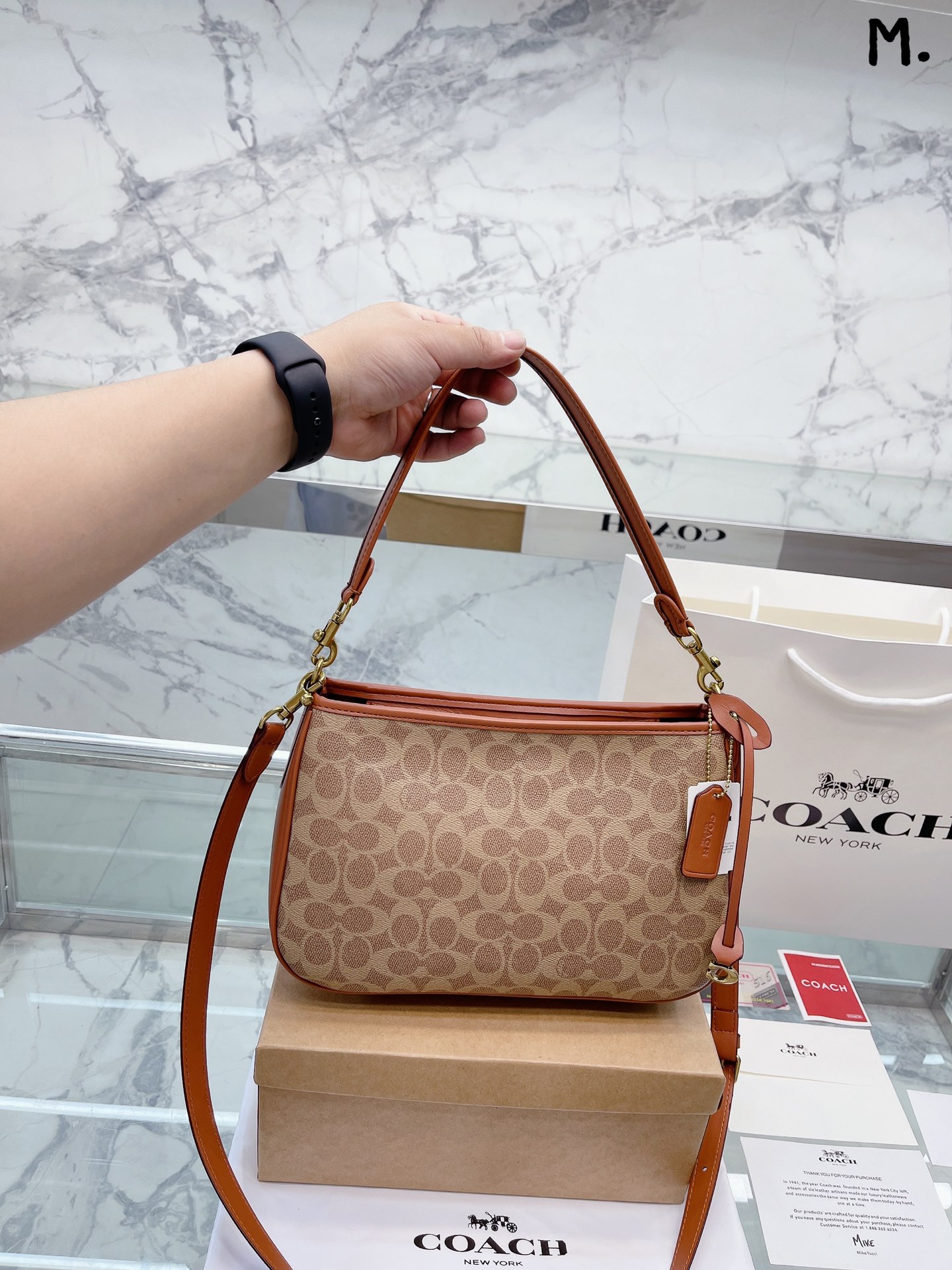 J5 ICary Crossbody 斜挎包 特殊鞣制工艺带来的可塑性， 令包身呈现出自然饱满的 曲线，让它不仅好看也耐磨耐用。肩带与包身的弧度空 间大，作为腋下包，手臂也有足够的活动空间惬意不拘 谨，柔软包身完美贴合身体，舒适轻松 尺寸30 20cm