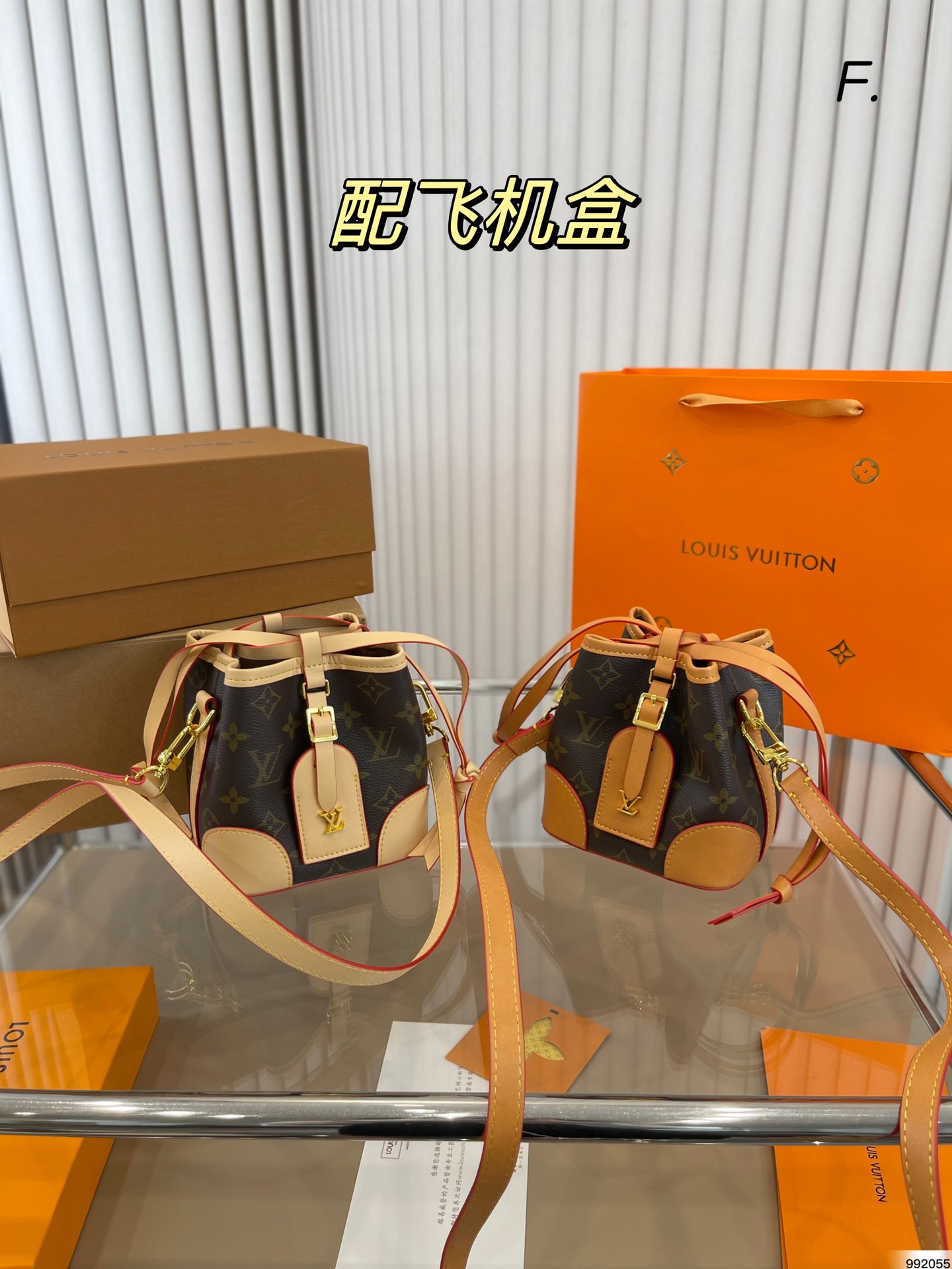 J0 飞机盒  Louis Vuitton 路易威登 LV  小毒物 抽绳Mini水桶包 在巴黎周刚刚结束的 现在水桶包出现越来越多的创意，也越来越有吸引力，不仅有可以当书包活泼动感的水桶包，也有时髦可爱的迷你水桶包，此时小仙女们最想要的单品，似乎都与mini脱不了干系，水桶包，自然也要选mini的。尺寸：14 14
