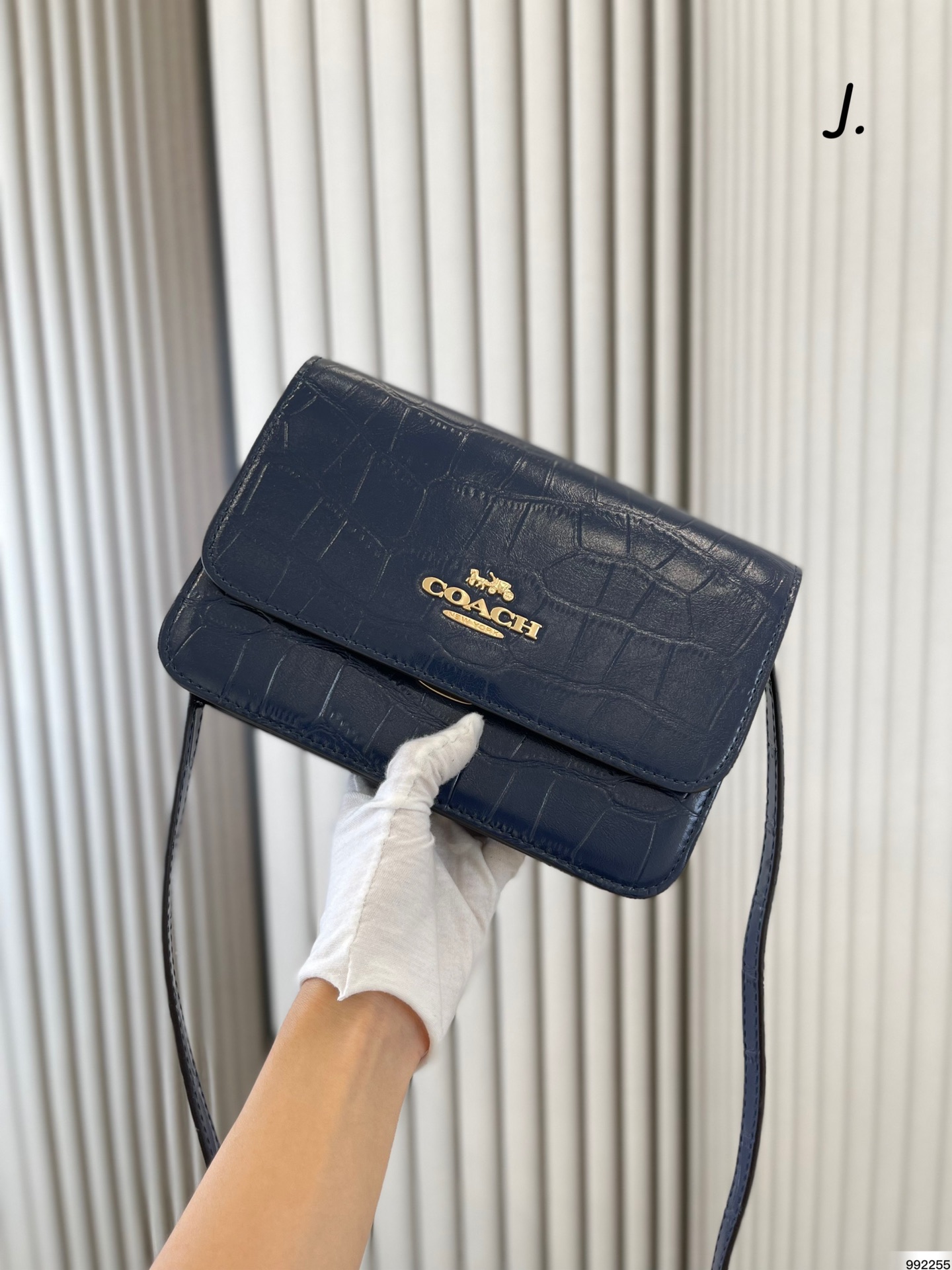 J5 3色配盒  Coach 蔻驰   小方包绝美斜挎包，收到的反馈很好，质量一如既往的好，小清新风格，可以单肩、手拎，很好看，尺寸：23 16″},”share_time”:”