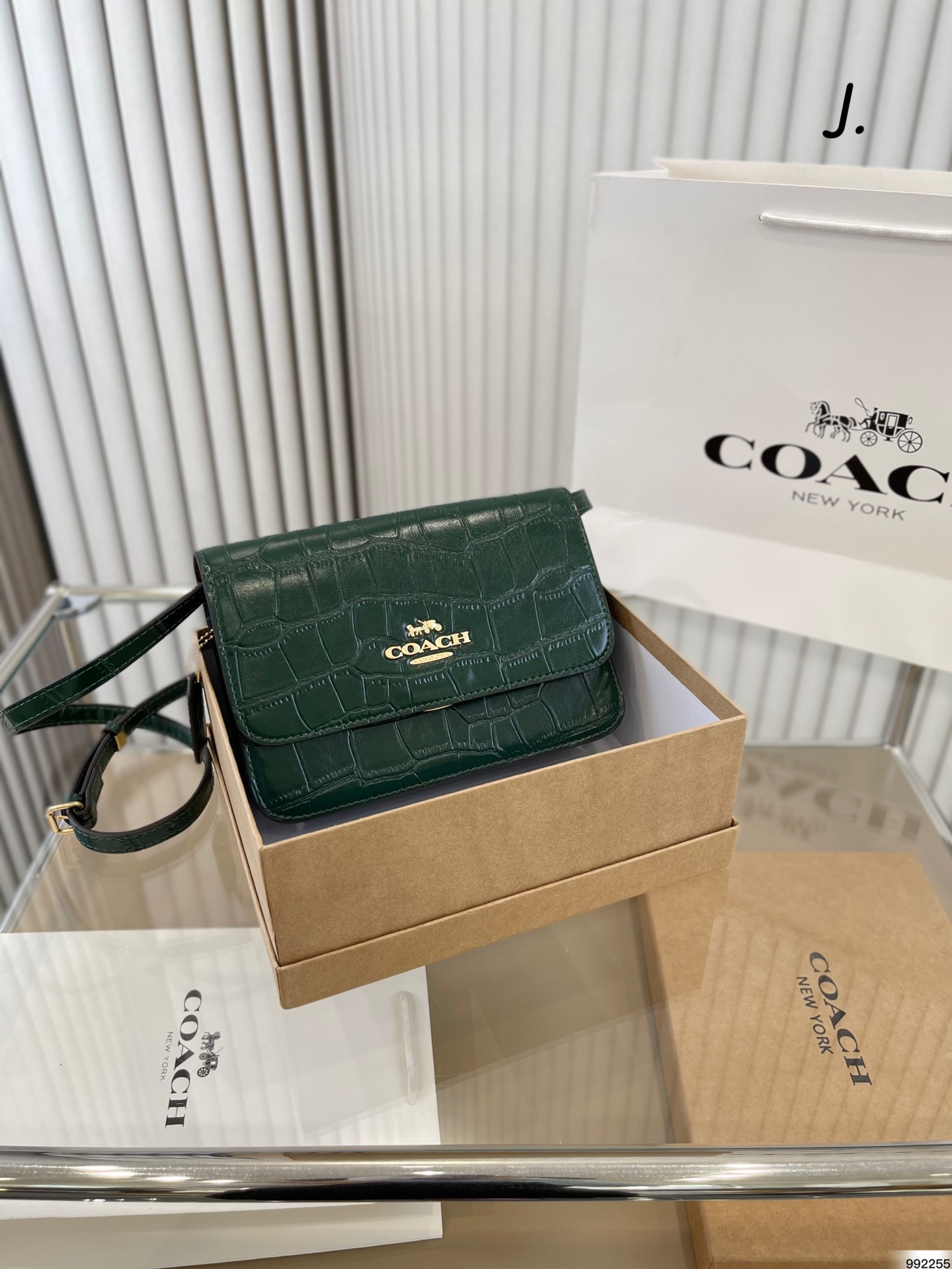 J5 配盒  Coach 蔻驰   小方包绝美斜挎包，收到的反馈很好，质量一如既往的好，小清新风格，可以单肩、手拎，很好看，尺寸：23 16