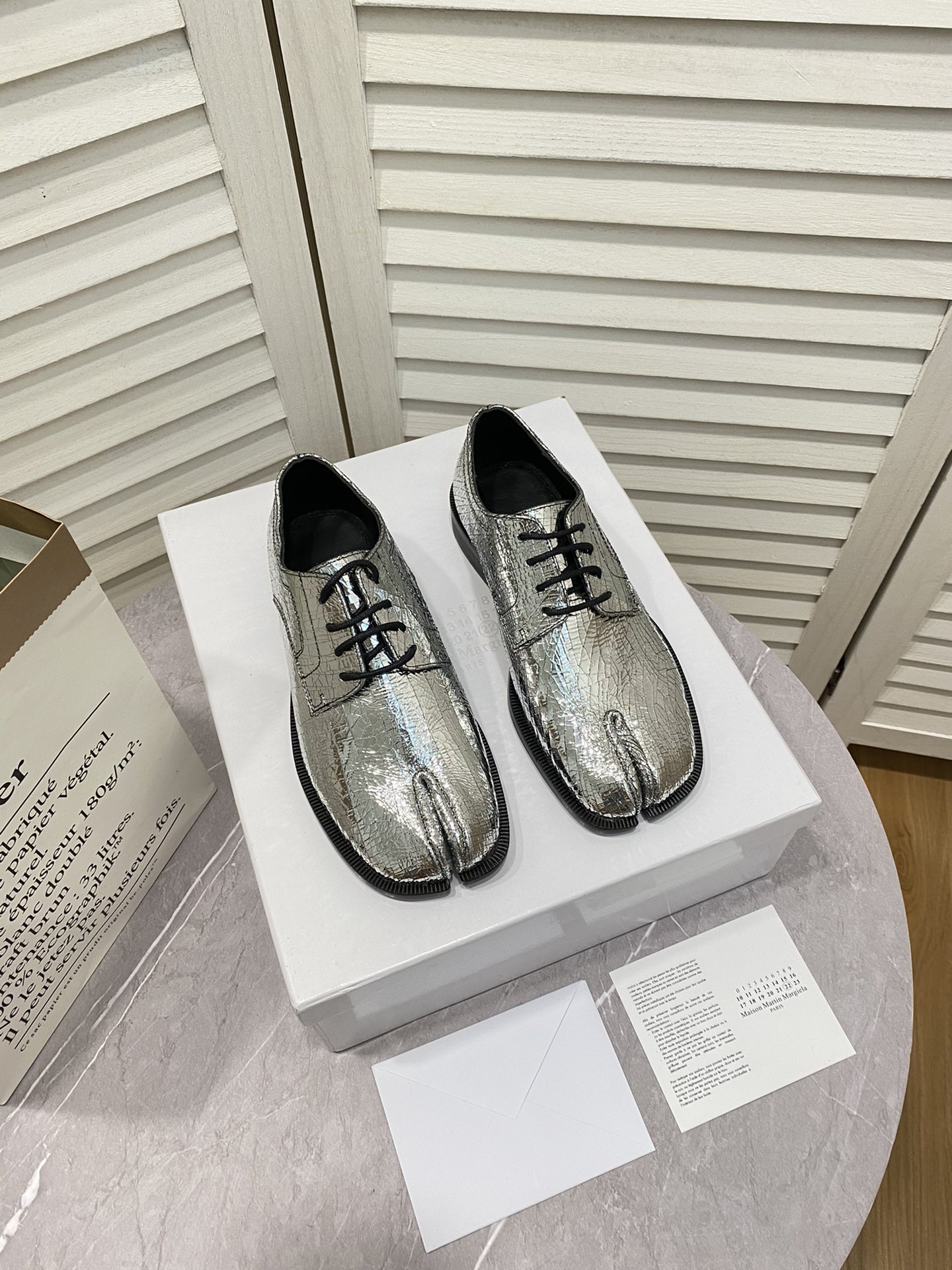 NO:167752,New colors, women, men's style, Maison Margiela | MM6 classic loafers _________________________________________________________ This is a popular one on the show. The first night looks like a favorite, especially the two-wear that I put on the heels this year is more casual. The two-wear is really versatile. It can be sweet or salty. It is super comfortable to wear and looks good!  ……………………………………………………………………………………………………… Go Material Upper Open-edge Beaded Cowhide/Graphic Skin Inner Water-Dyeing Cowhide Outsole A-grade Thickened Leather Outsole Size35-44 Packaging Original Full Packaging Top-level Version, Split-toe Shoes, Masion Margiela, Masion Margiela, Loafers, Cowhide, Sheepskin, Leather Soles19860909新色 女款 男款 MaisonMargiela｜MM6马吉拉经典乐福鞋 _______________________________ 这款超多网红在秀,第一晚看上去就是心头爱尤其今年出的两穿后踩跟的更加随性 两穿真的百搭 可甜可咸 上脚超级舒服 好看！ …………………………………………………… Go 材质 鞋面开边珠牛皮/植柔羊皮 内里水染牛皮 大底A级加厚真皮大底 Size35-44 包装原版全套包装 等级顶级版本,分趾鞋,masion margiela,masion margiela,loafers,cowhide,sheepskin,Leather soles,Women's Shoes