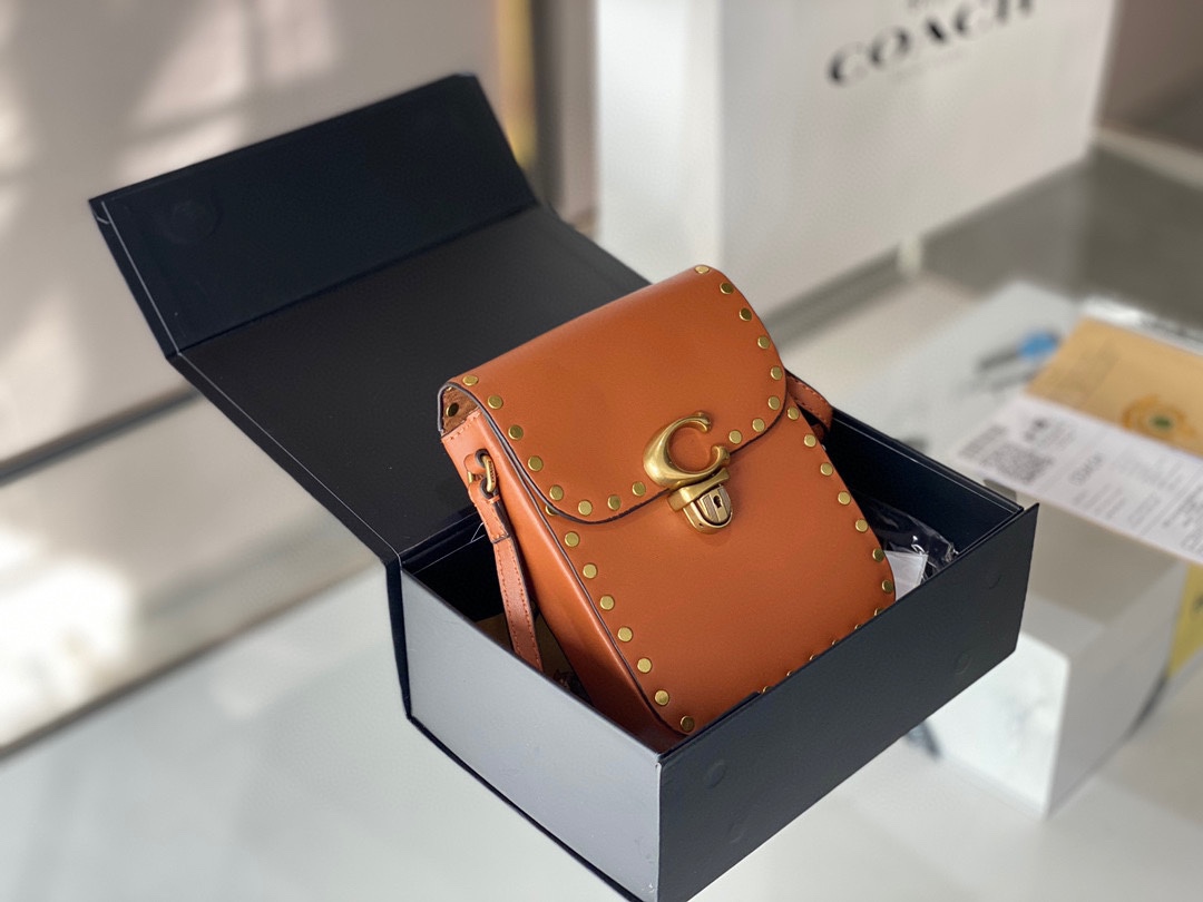 J0 COACH Coach 蔻驰 女士铆钉 TALL STUDIO斜挎包 给手机安个家吧 搜索coach铆钉 Size:14*17.5cm