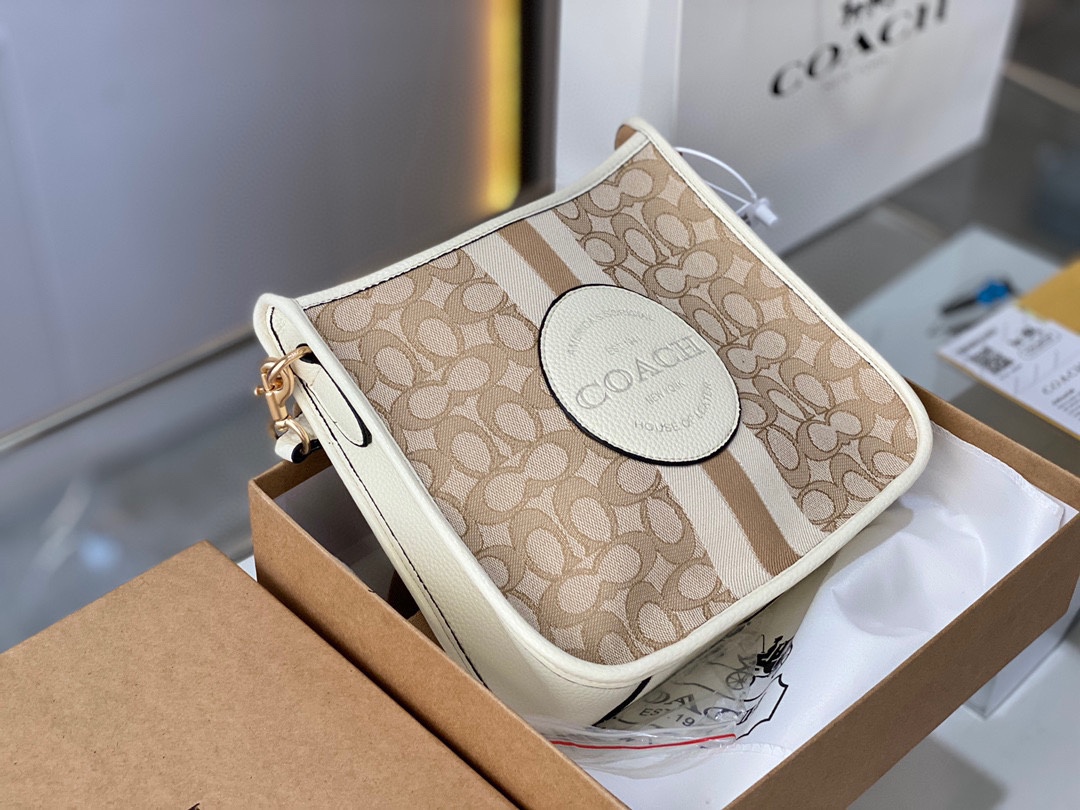 J0  Coach 蔻驰 Coach Dem设计，帆布十牛皮~宽肩带 长度可自由调节，背后有拉链隔层 容量非常可，很实用的一款 尺寸：26 23cm