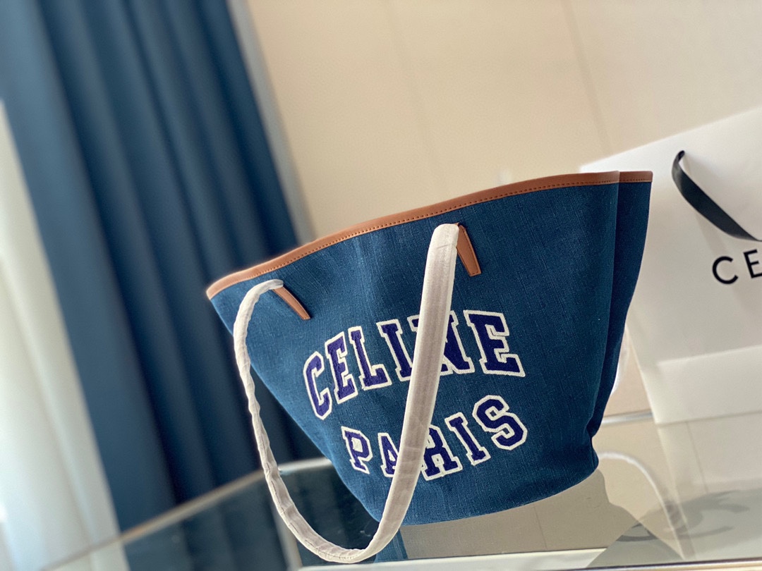 J5  Celine 赛琳 |  Celine 赛琳  丹宁托特包新品COUFFIN大号秋天和牛仔绝配～敞口扇形Couffin 托特包充满旅行度假风格，点缀马鞍棕色小牛皮勾勒边框，搭配蓝色刺绣大logo设计 肩背，双皮革手挽长31厘米 尺寸：67 X 30 X 19cm