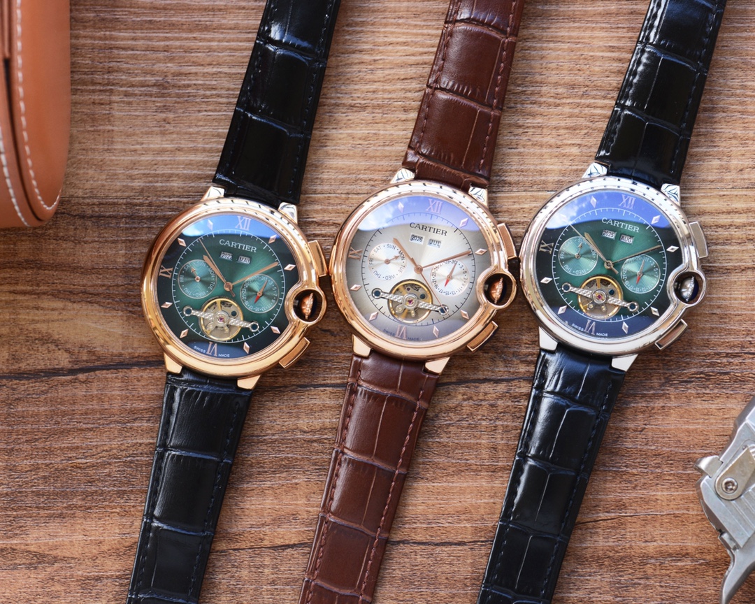 蓝气球系列 精致百搭 最新： 卡地亚 Cartier 多功能设计 类型：精品男士腕表 表带：真牛皮表带 机芯：全自动机械机芯 镜面：矿物质强化玻璃更高清 品味高雅 浩瀚大气 匠心独运 腕间瑰宝 尺寸：直径44mm厚11mm