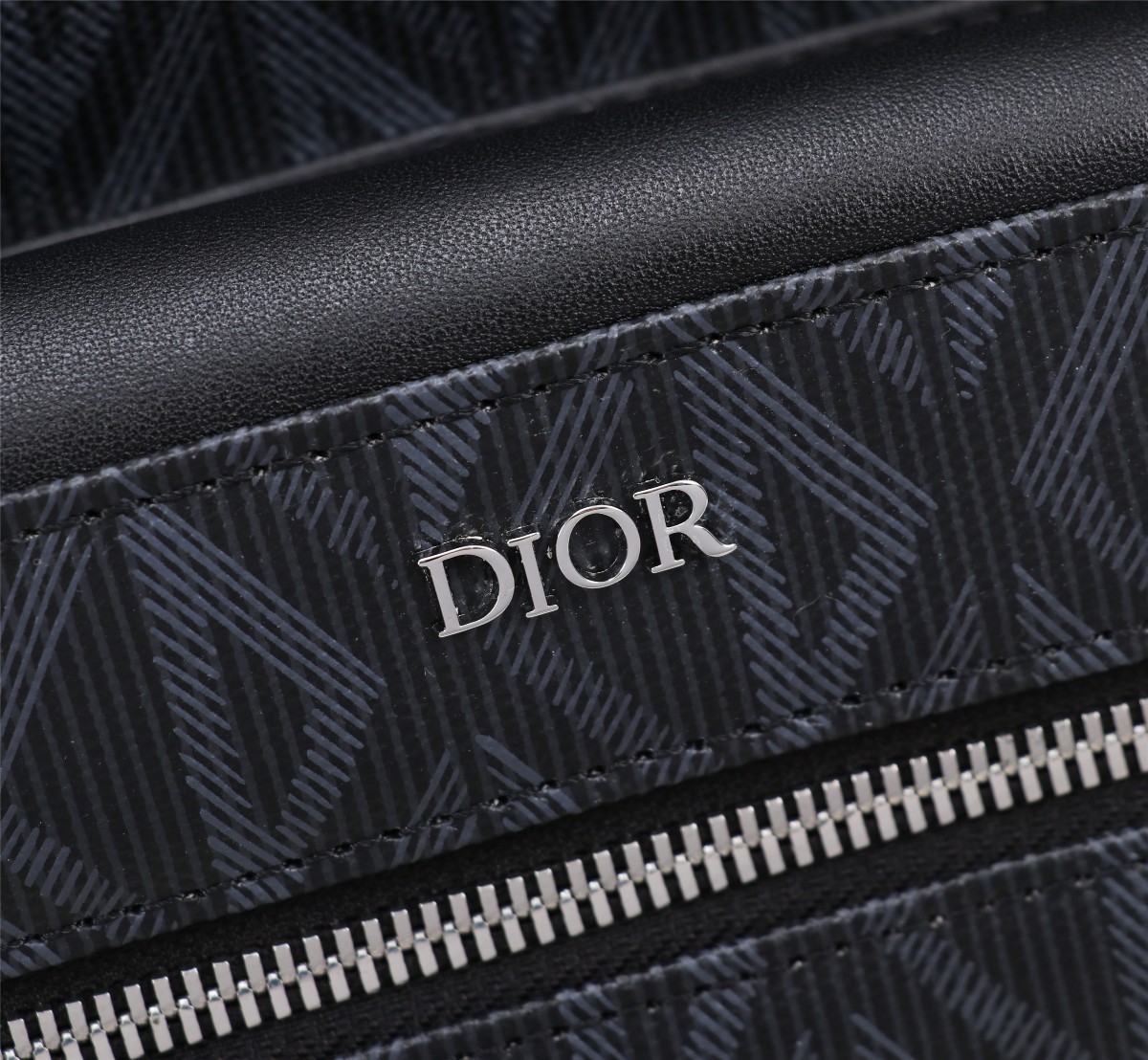 迪奥Dior顶级进口原厂牛皮革这款Rider双肩背包轮廓简约经典的学院款式洋溢着活力采用灰色CDDiam