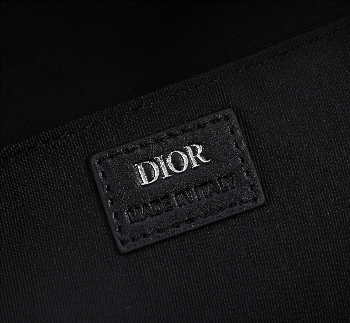 迪奥Dior顶级进口原厂牛皮革这款Rider双肩背包轮廓简约经典的学院款式洋溢着活力采用灰色CDDiam