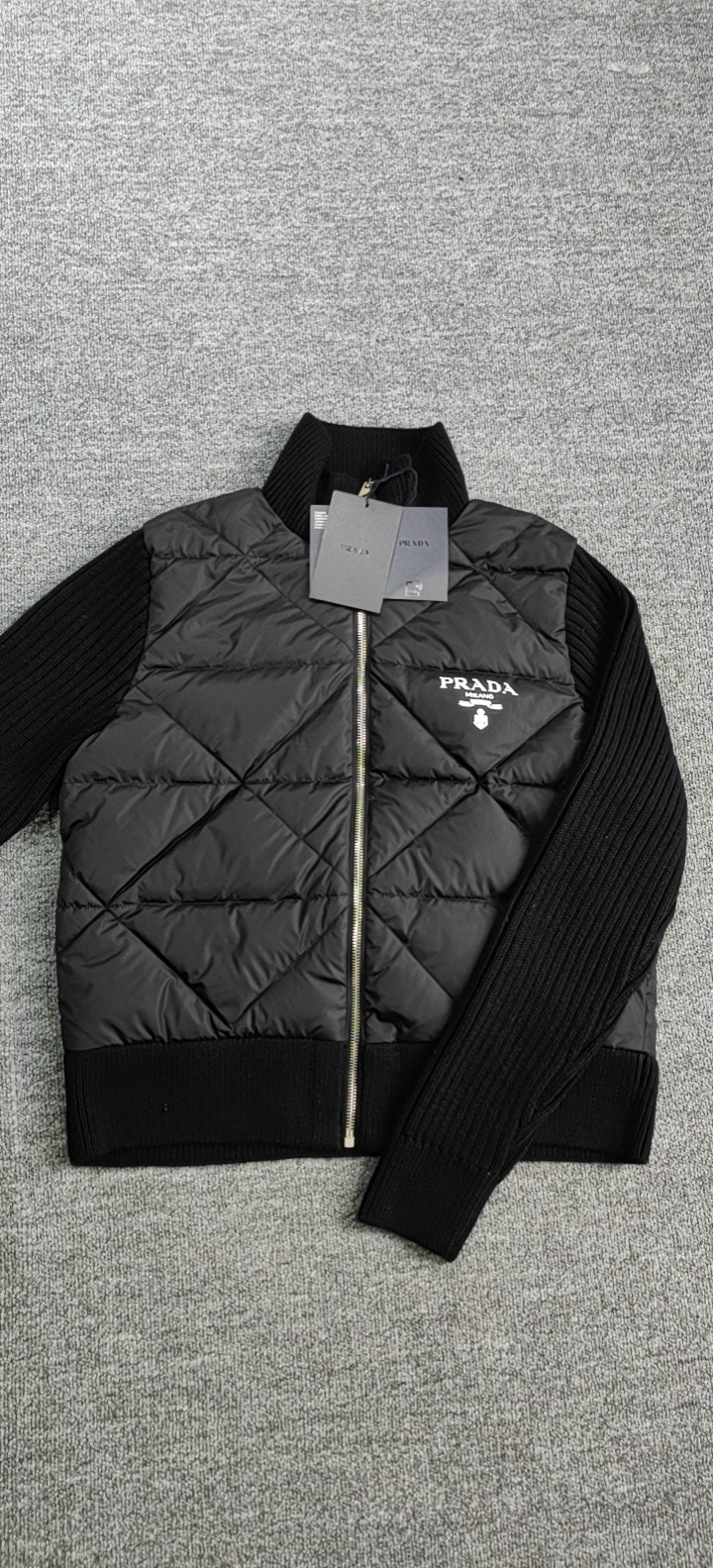 Chaqueta corta tipo cárdigan de lana tejida empalmada Prada para mujer, calidad de contador, artesanía de primera clase…