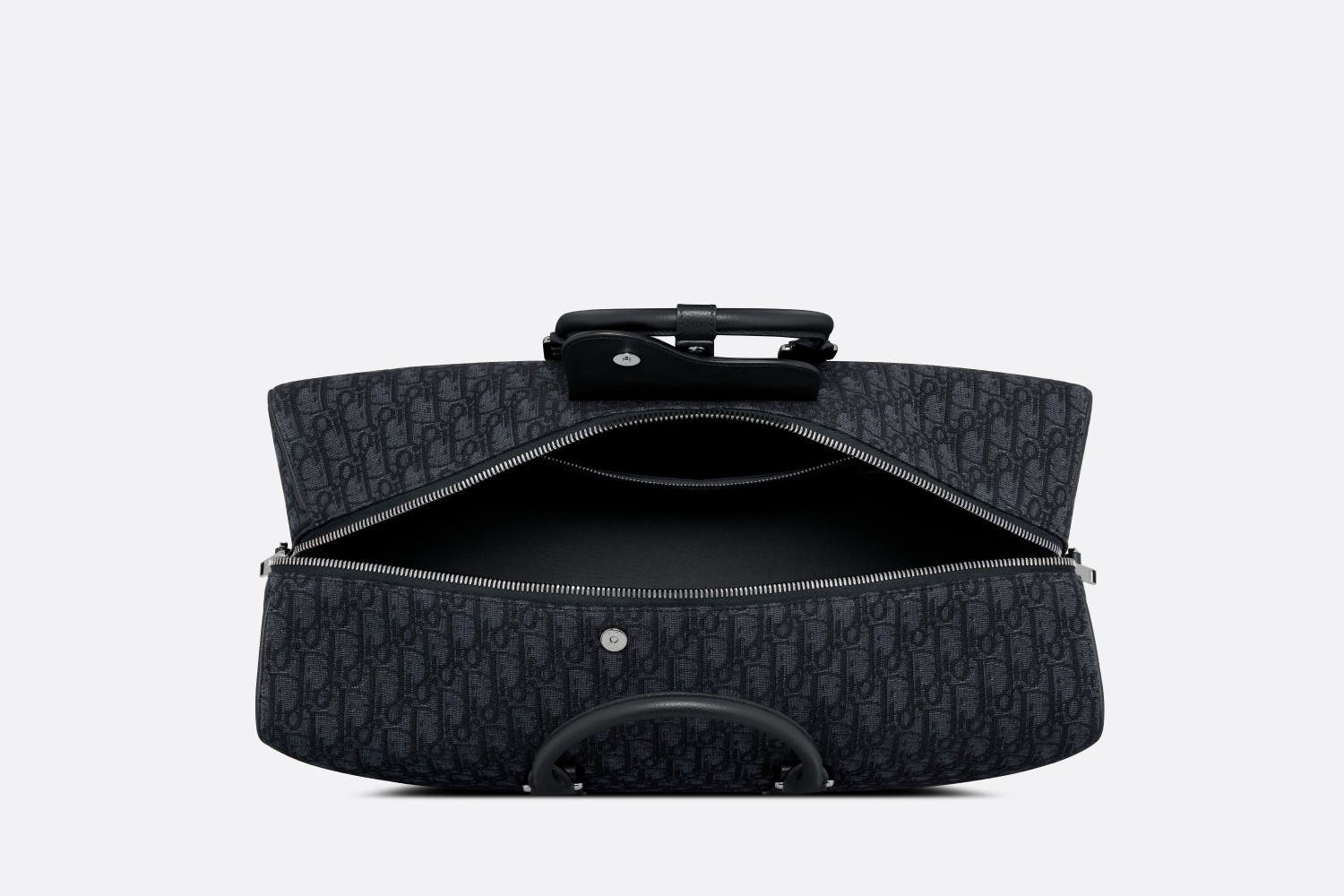 The Dior Lingot 50 handbag in jacquard is new this season. It is practical, elegant and unique.