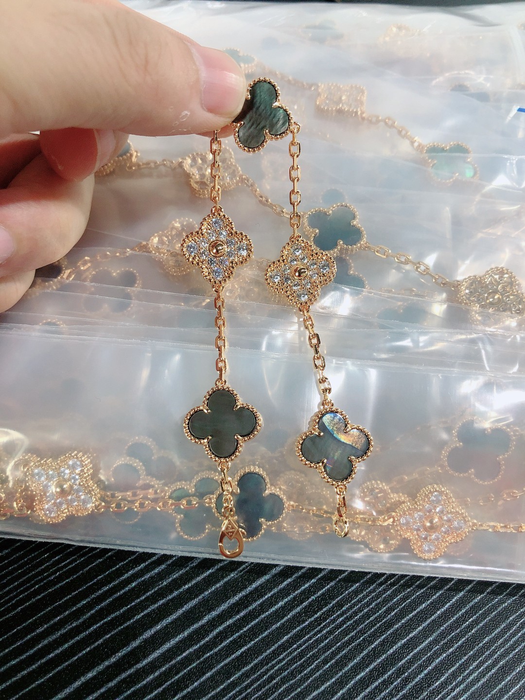 ❤️今日出货❤️
五花半钻灰色手链