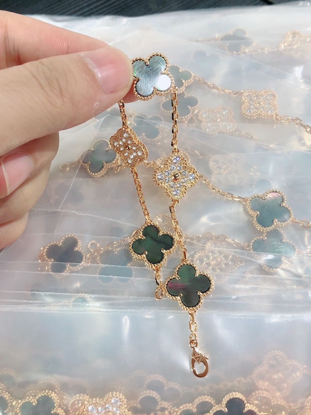 ❤️今日出货❤️
五花半钻灰色手链