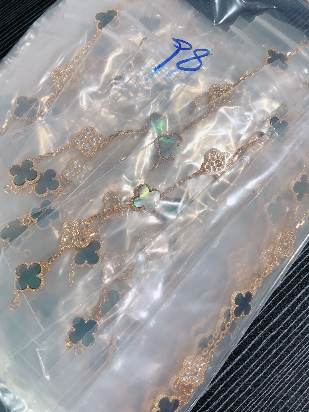 ❤️今日出货❤️
五花半钻灰色手链