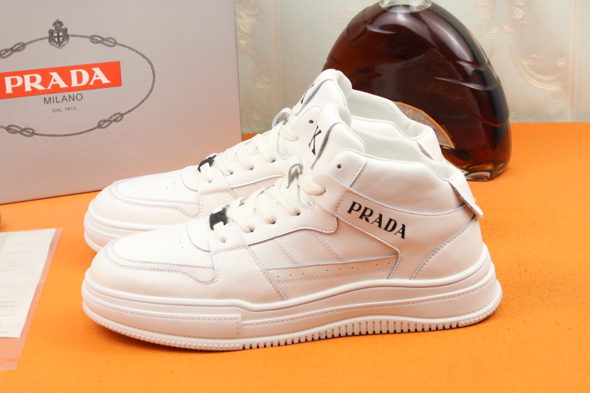 J0 高品质PRADA普拉达上市著名奢侈品牌，专柜同步更新，意大利男鞋时尚杂志季刊封面主推款鞋面采用意大利进口小牛皮，舒适羊皮内里。原版橡胶大底，上脚舒适有型。 细节无可挑剔。