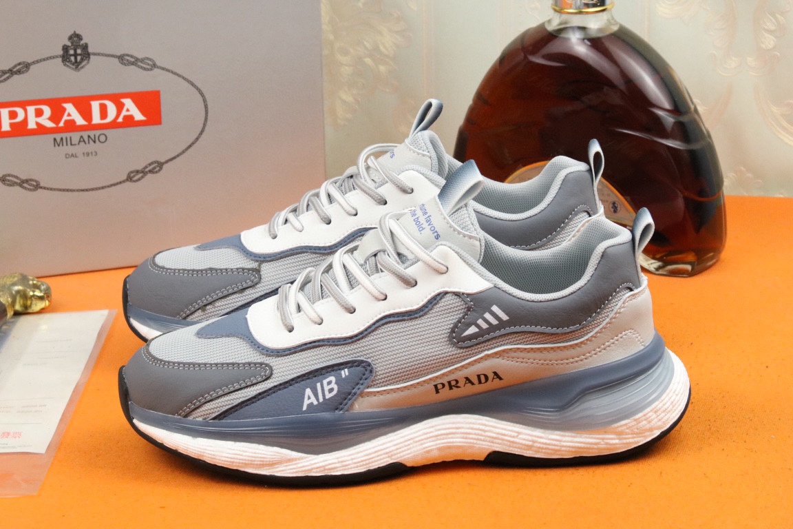 I5 高品质PRADA普拉达上市著名奢侈品牌，专柜同步更新，意大利男鞋时尚杂志季刊封面主推款鞋面采用意大利进口头层牛皮拼接网布制作，舒适透气内里。原版轻质发泡弹力大底，上脚舒适有型。 细节无可挑剔。