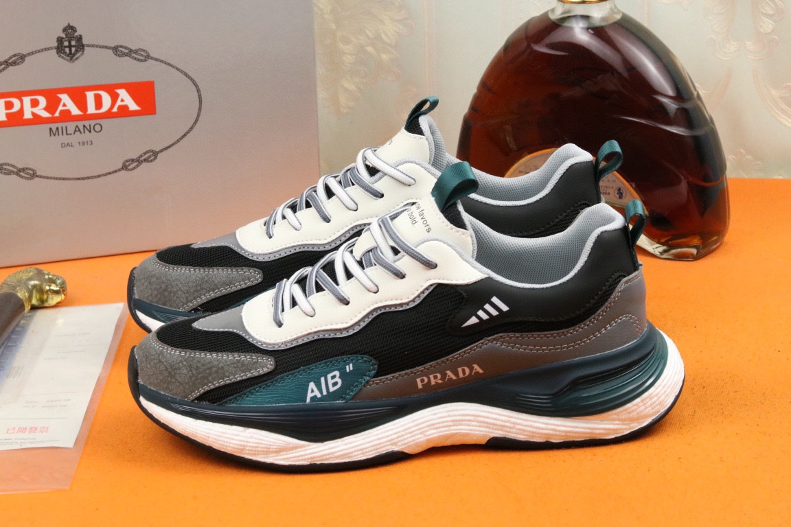 I5 高品质PRADA普拉达上市著名奢侈品牌，专柜同步更新，意大利男鞋时尚杂志季刊封面主推款鞋面采用意大利进口头层牛皮拼接网布制作，舒适透气内里。原版轻质发泡弹力大底，上脚舒适有型。 细节无可挑剔。