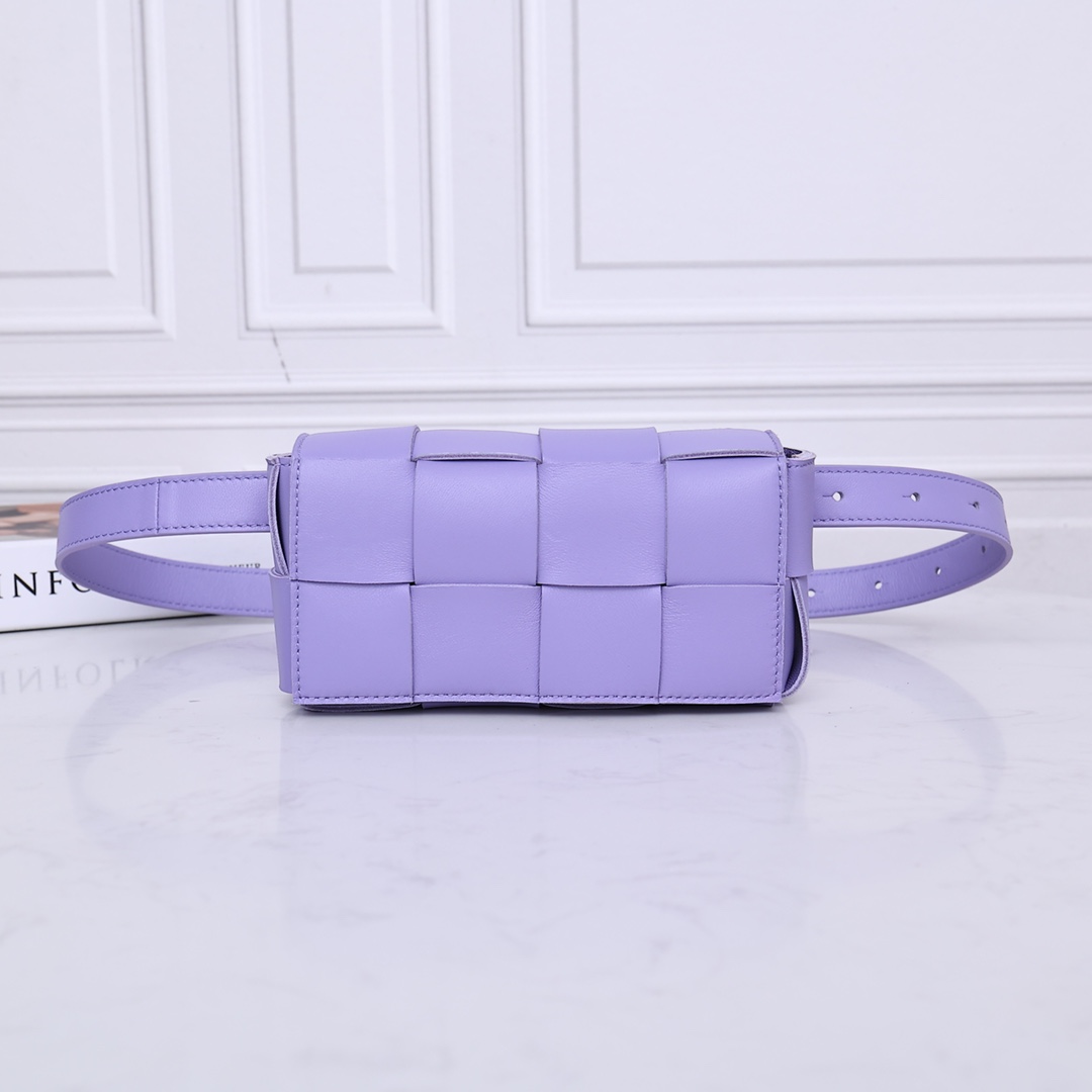 NO:177646,(New color) Checkered waist bag The popular cassette has been released. The lambskin material is very light and has a high-end touch as always. It can be made into clutches, waist bags, crossbody, and shoulders. It is small and exquisite but very easy to use. It is stress-free for iPhone luss, lipstick, and sunglasses!  It continues the square shape of the cassette bag, and does not deform after loading things. It is very good to have a concave shape!  Size 17.5*9.5*5CM,9031# Wisteria color, BV, bottega veneta, sheepskin19860909(新色)方格腰包 大火的cassette出新款啦 小羊皮材质非常轻盈,一如既往的高级触感,可做手包,腰包,斜挎,肩背都可以.小巧精致但是巨好用 装ihone lus无压力,口红 墨镜都装进来吧！延续了cassette包方方正正的形状,装东西后不变形 非常好凹造型！ 尺寸17.5*9.5*5CM,9031# 紫藤色,BV,bottega veneta,sheepskin,Bag