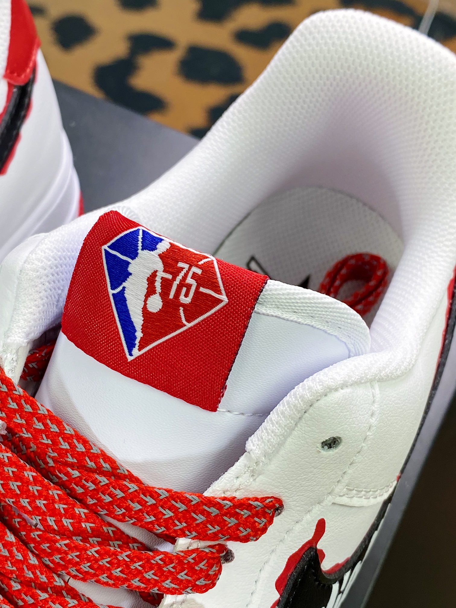 240 Air Force 1Low '07 LV8”Butler 22”空军一号低帮经典百搭休闲运动板鞋“热火队白红黑巴特勒”NL1722-600