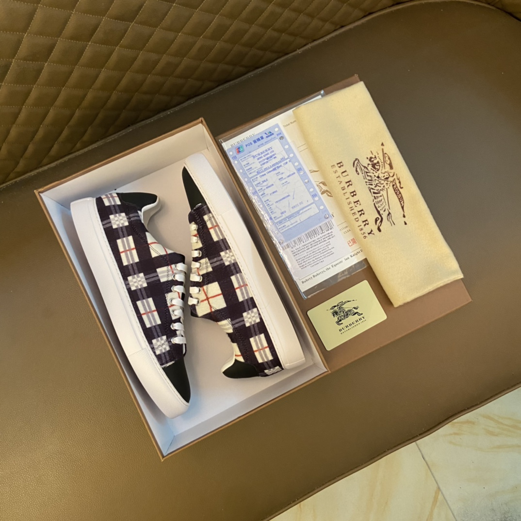 I0 Burberry 巴宝莉 经典休闲鞋2022休闲运动男鞋,懒人套脚板鞋 帆船鞋 全新米兰时装时尚的设计,完美做工,原版复刻 霸气花纹 材质：进口布料柔软舒适,羊皮鞋垫,适合户外青年跑步户外司机驾车鞋 套脚方便 懒人乐福首选原版橡胶耐磨大底,男鞋码数：38–44 45可定制 黑色 白色 选