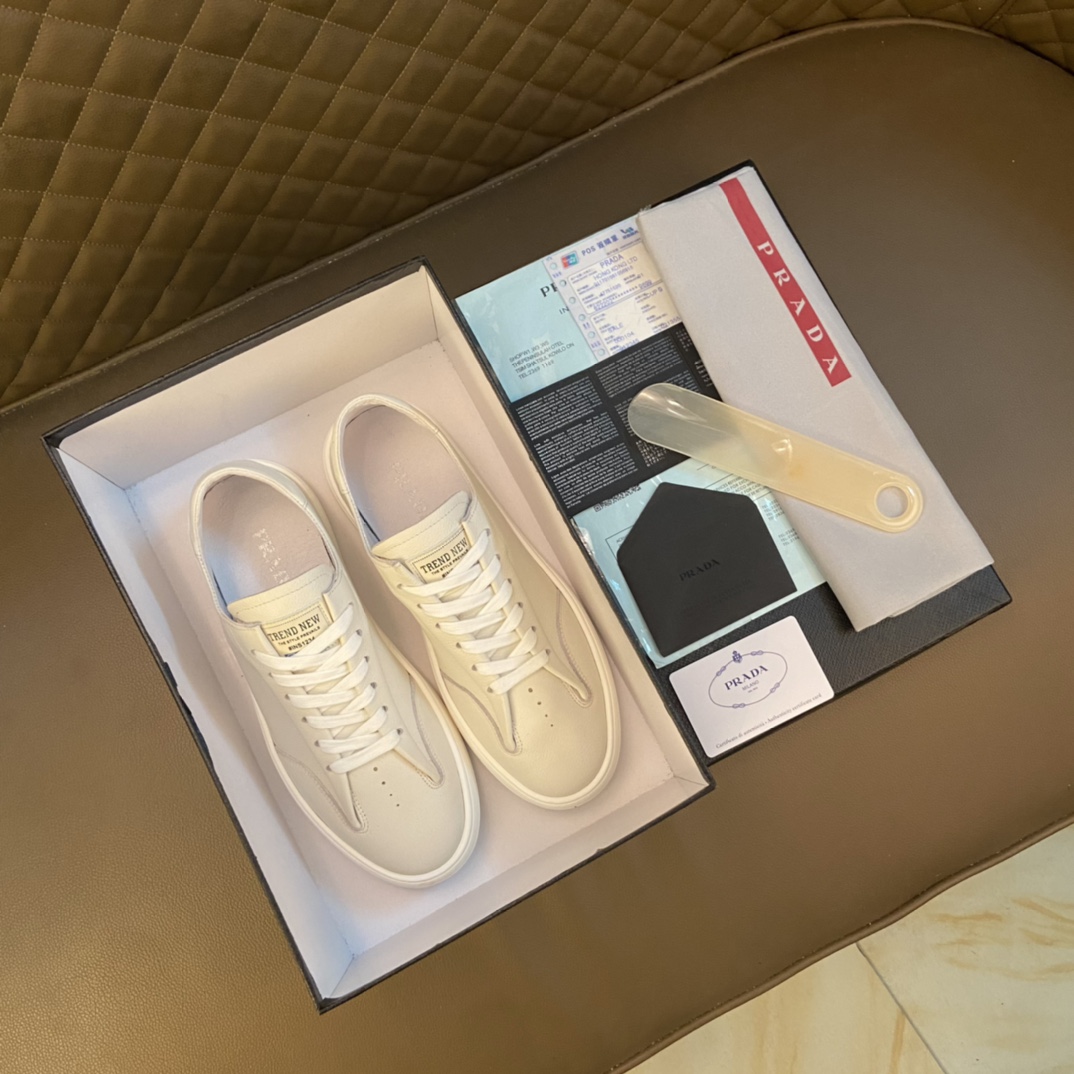 Prada 普拉达 ～独特现代风运动鞋.专柜代购休闲鞋 男士2022专柜同步发售,意大利进口原版品牌精选头柔软特殊材质. 拒绝脱色磨脚鞋底：原厂特供原版底, 超酷 法国懒人风格设计 懒人套脚套脚 原单品质 超舒服原版底 . 适合户外司机驾车完美 ,男鞋码数：38-44 45码可定做 黑色 白色 选
