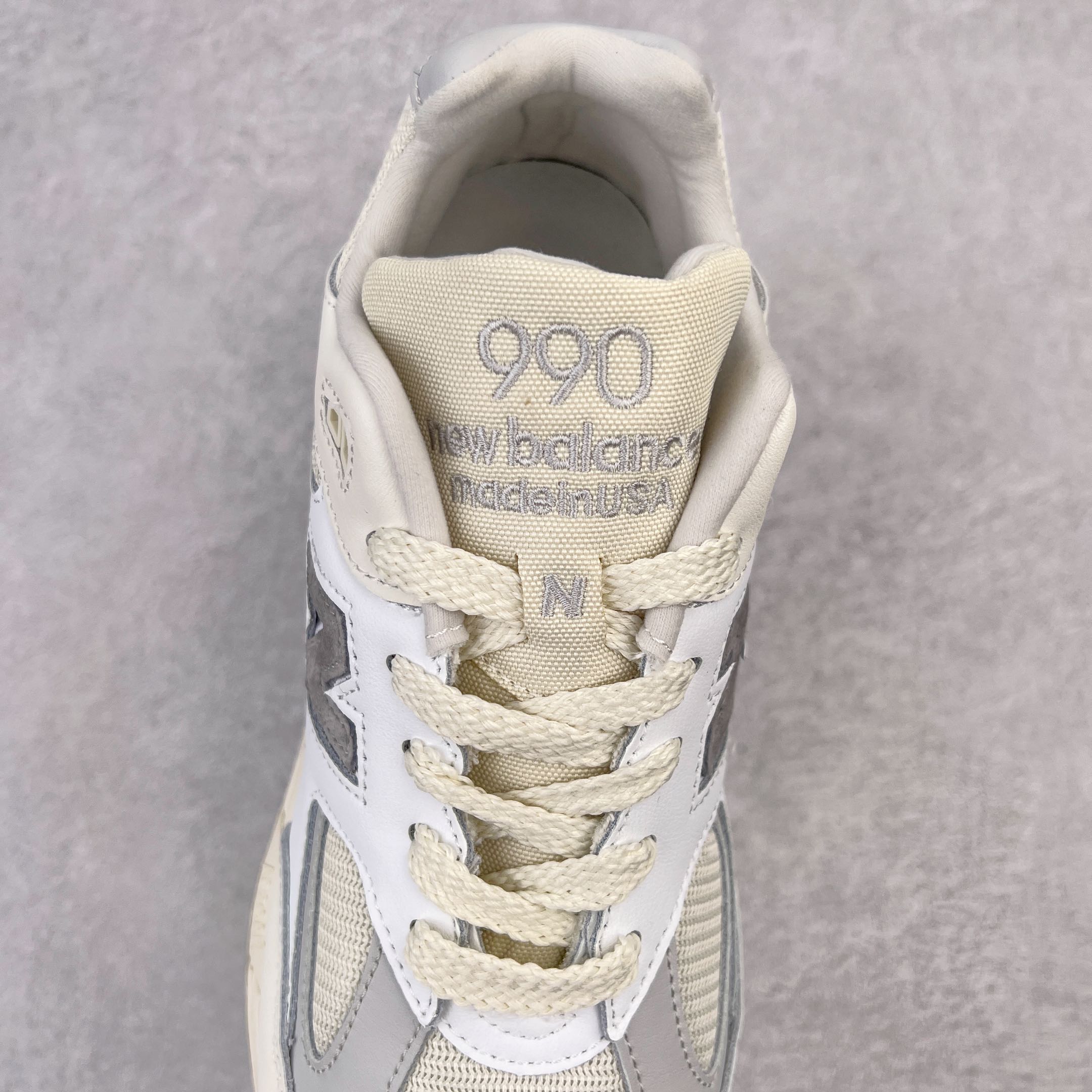 图片[5]-＃K版纯原福利 New Balance M990TC2 新百伦NB990V2 白灰 第二代总统复古慢跑鞋 正确3M反光细节 原楦原纸版开发 正确6层组合底模精密开发 搭载全新碳素中底 后跟透明TPU水晶装饰条稳固 沿用了引以为傲的跑鞋手工技艺 采用猪皮绒面并包裹局部透气网面的鞋身设计 菱网鞋舌上刻有New Balance USA 鞋面依旧身着经典的大热之灰 彰显了其高端的品质身份 尺码：36 37 37.5 38 38.5 39 40 40.5 41.5 42 42.5 43 44 45-选品中心