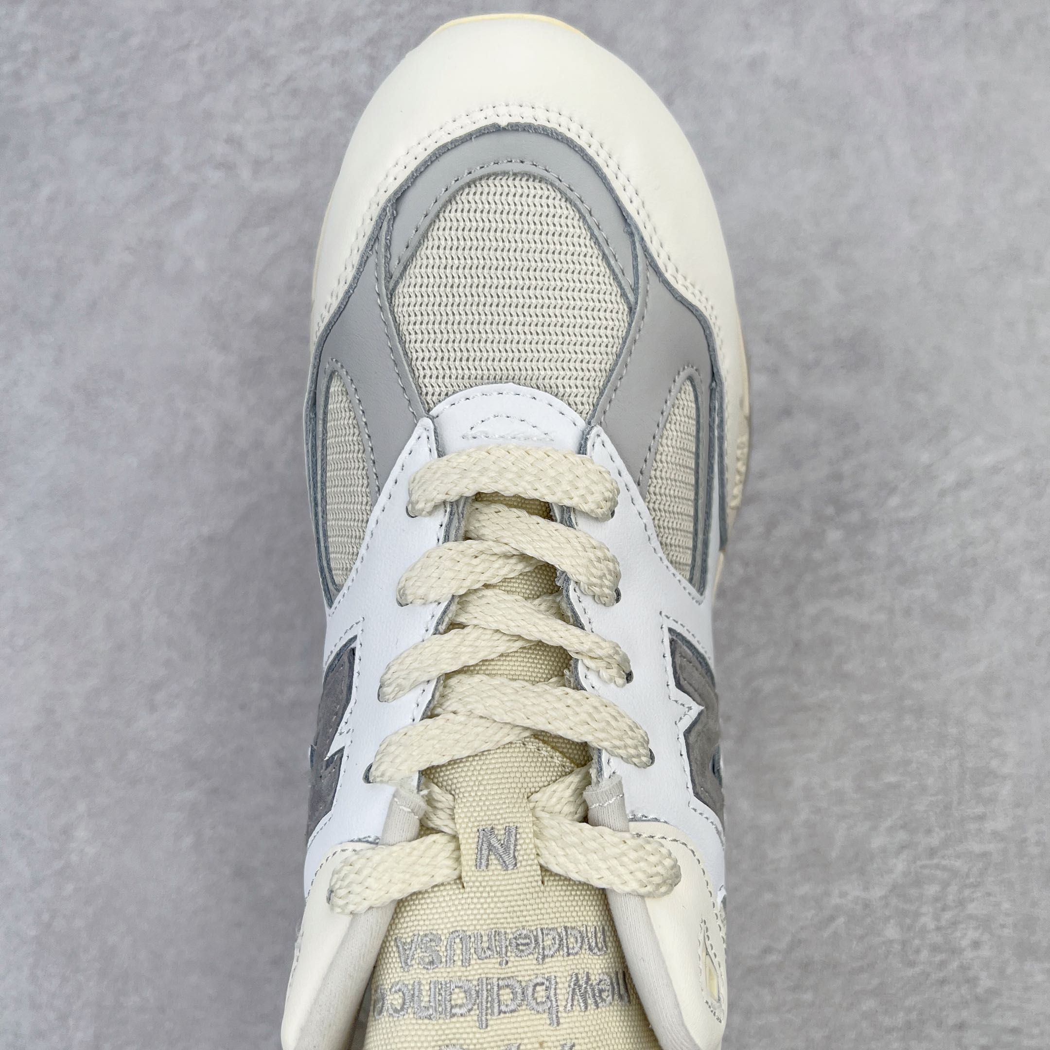 图片[4]-＃K版纯原福利 New Balance M990TC2 新百伦NB990V2 白灰 第二代总统复古慢跑鞋 正确3M反光细节 原楦原纸版开发 正确6层组合底模精密开发 搭载全新碳素中底 后跟透明TPU水晶装饰条稳固 沿用了引以为傲的跑鞋手工技艺 采用猪皮绒面并包裹局部透气网面的鞋身设计 菱网鞋舌上刻有New Balance USA 鞋面依旧身着经典的大热之灰 彰显了其高端的品质身份 尺码：36 37 37.5 38 38.5 39 40 40.5 41.5 42 42.5 43 44 45-选品中心