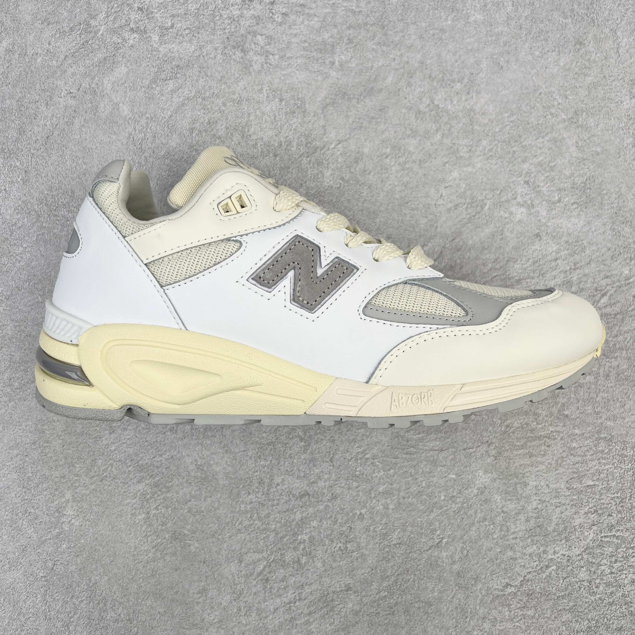 ＃K版纯原福利 New Balance M990TC2 新百伦NB990V2 白灰 第二代总统复古慢跑鞋 正确3M反光细节 原楦原纸版开发 正确6层组合底模精密开发 搭载全新碳素中底 后跟透明TPU水晶装饰条稳固 沿用了引以为傲的跑鞋手工技艺 采用猪皮绒面并包裹局部透气网面的鞋身设计 菱网鞋舌上刻有New Balance USA 鞋面依旧身着经典的大热之灰 彰显了其高端的品质身份 尺码：36 37 37.5 38 38.5 39 40 40.5 41.5 42 42.5 43 44 45-选品中心